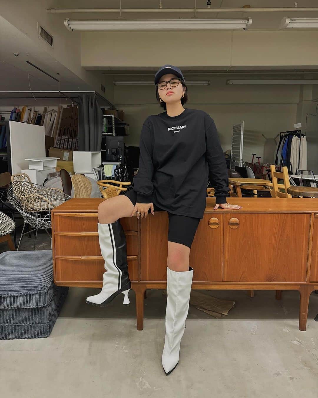 金子若菜のインスタグラム：「⠀ さっ。 今週も頑張ろうぜ、俺ら。  憂鬱気味な月曜日。 WONEMのプレスチームがランチに誘ってくれて ふらっと行ったら WONEM 1周年のプレートが🥹 (その写真載せろよ)  こちらこそいつもありがとうだ！🤝🏻  それにしても気づいたらおどやんの被り方になってたのけど まじいつから？😇  tops @wonem_official  pants @evris_official  shoes @yelloshoes_official  cap @aclent_official X @newerajapan glasses @kranc_optical」