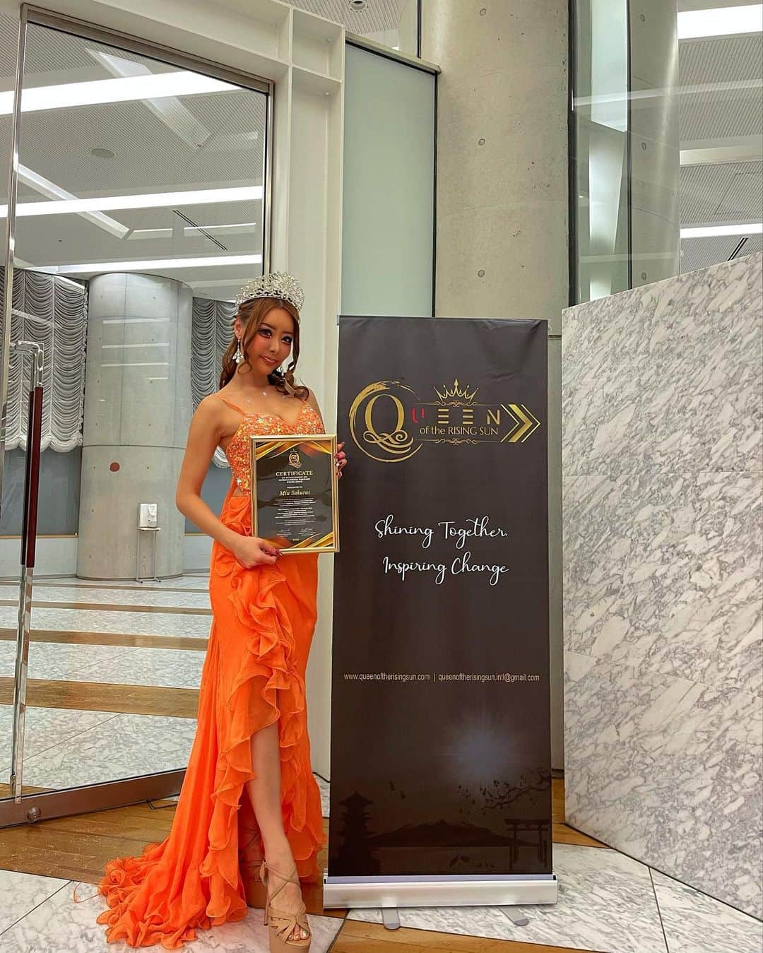MIUのインスタグラム：「2023.10.22 Queen Of The Rising Sunの冠載式に、ゲストで出演させていただきました👑 ̖́-‬ 初開催となる素敵なイベントに呼んでいただけて、とても光栄です♛♛ そして、ゲストではありますが、 表彰していただき、証明書をいただき、とても感謝しております💎  CERTIFICATE OF  ACHIEVEMENT ON INTERNATIONAL PAGENT EXELLENCE」