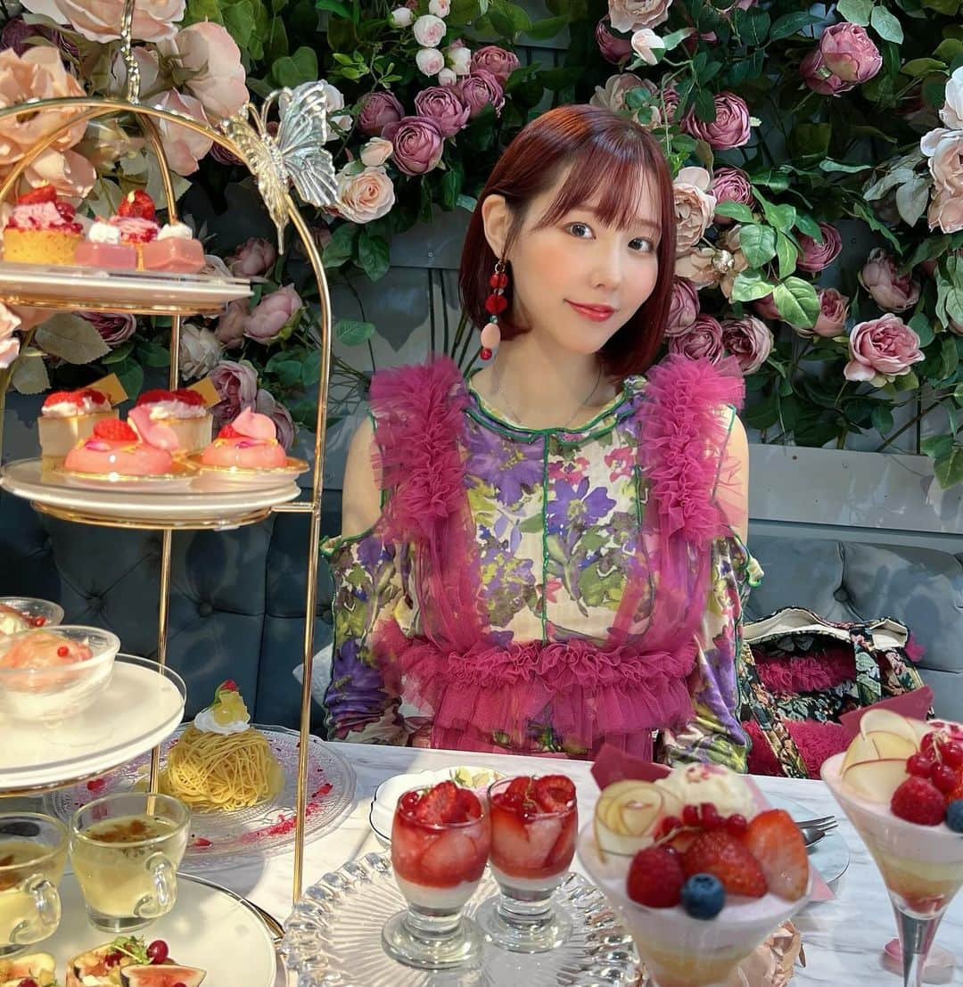 神成藍子さんのインスタグラム写真 - (神成藍子Instagram)「大好きなhaute couture cafe に行ってきた😽今回は薔薇🌹💖 過去一好きだったかもしれない🥹🥹🥹💓 JAPANコレクションの時に作った薔薇コーデがピッタリ💖💖💖  #hautecouturecafe #アフタヌーンティー #薔薇 #チュールコーデ #ピンクコーデ #手作り服 #ハンドメイド大人服 #sewing #お洒落さんと繋がりたい」10月23日 18時27分 - kanna_nijimura