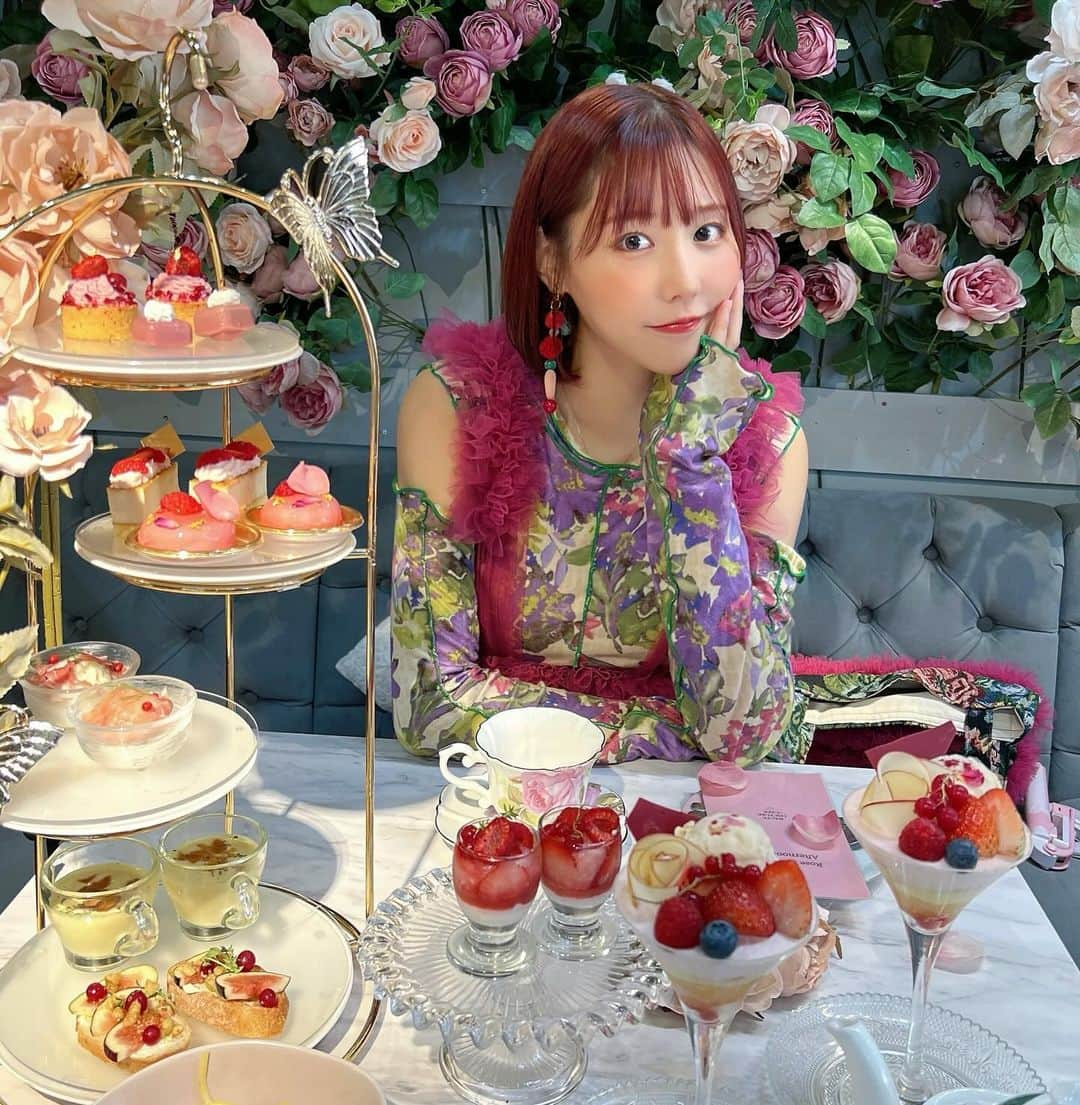 神成藍子さんのインスタグラム写真 - (神成藍子Instagram)「大好きなhaute couture cafe に行ってきた😽今回は薔薇🌹💖 過去一好きだったかもしれない🥹🥹🥹💓 JAPANコレクションの時に作った薔薇コーデがピッタリ💖💖💖  #hautecouturecafe #アフタヌーンティー #薔薇 #チュールコーデ #ピンクコーデ #手作り服 #ハンドメイド大人服 #sewing #お洒落さんと繋がりたい」10月23日 18時27分 - kanna_nijimura