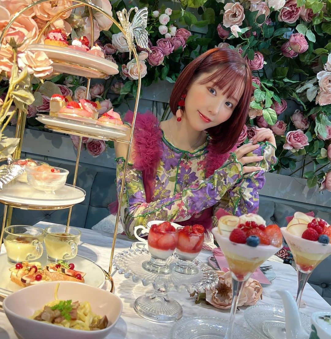 神成藍子さんのインスタグラム写真 - (神成藍子Instagram)「大好きなhaute couture cafe に行ってきた😽今回は薔薇🌹💖 過去一好きだったかもしれない🥹🥹🥹💓 JAPANコレクションの時に作った薔薇コーデがピッタリ💖💖💖  #hautecouturecafe #アフタヌーンティー #薔薇 #チュールコーデ #ピンクコーデ #手作り服 #ハンドメイド大人服 #sewing #お洒落さんと繋がりたい」10月23日 18時27分 - kanna_nijimura