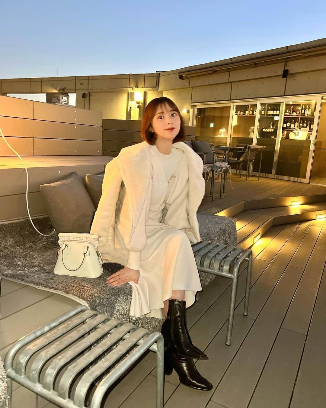 太田江莉奈さんのインスタグラム写真 - (太田江莉奈Instagram)「.  全身まっしろ🤍  最近、夜寒くてもうコート着た⛄️  今年のおにゅーアウターは @mercuryduo_com のムートンコート✨ めちゃくちゃ暖かい〜☺️  .  .  #mercuryduo #マーキュリーデュオ #骨格ストレート#ニットワンピ #ホワイトコーデ#ムートンコート @mercuryduo_styling」10月23日 18時28分 - erina_o_