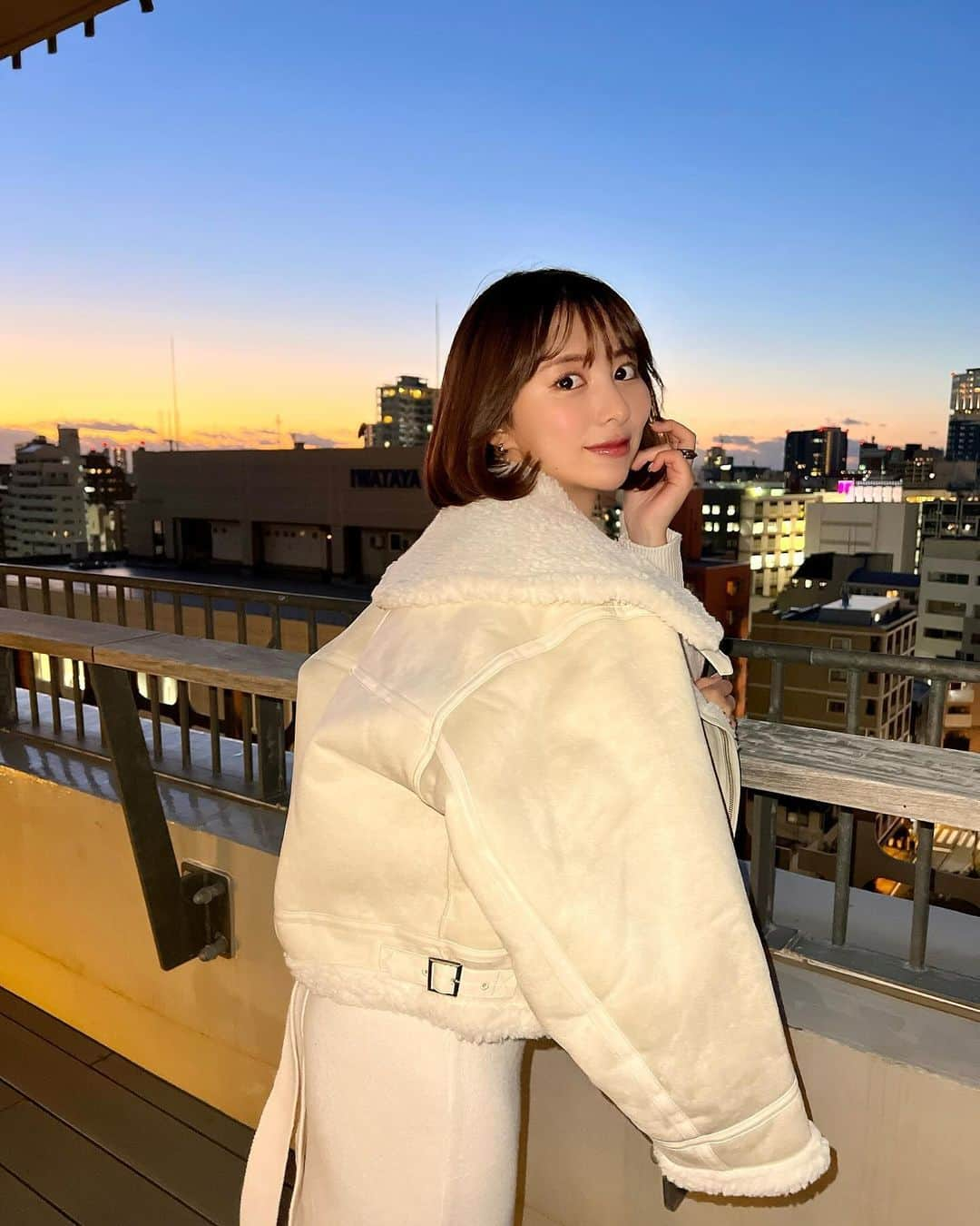 太田江莉奈のインスタグラム：「.  全身まっしろ🤍  最近、夜寒くてもうコート着た⛄️  今年のおにゅーアウターは @mercuryduo_com のムートンコート✨ めちゃくちゃ暖かい〜☺️  .  .  #mercuryduo #マーキュリーデュオ #骨格ストレート#ニットワンピ #ホワイトコーデ#ムートンコート @mercuryduo_styling」