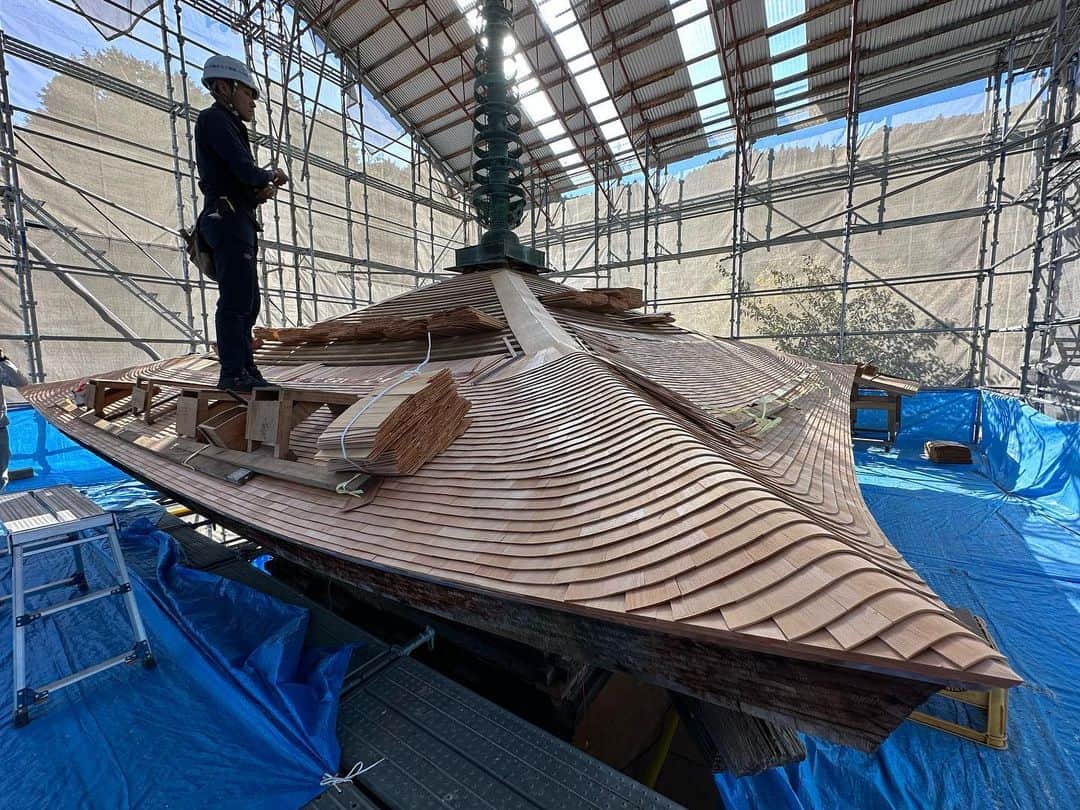 山中真さんのインスタグラム写真 - (山中真Instagram)「・ 清瀧寺徳源院の三重塔は 建立から350年、 そして今、屋根を修復中。  茅葺きでも檜皮葺でなく こけら葺きという板葺きの屋根。  竹の釘を使ったり 水で腐りにくい工夫をしたり 美しい曲線を出したり、 とれも日本独自の伝統技法。  「なるほど〜」と何回言ったことか。  紅葉が美しいお庭もあるので まずは来月下旬にでも是非♪  #mbs #よんチャンtv  #毎日生中継 #山ちゃん中継 #徳源院　#滋賀県米原市 #三重塔　#1672年建立」10月23日 18時20分 - makorine1120