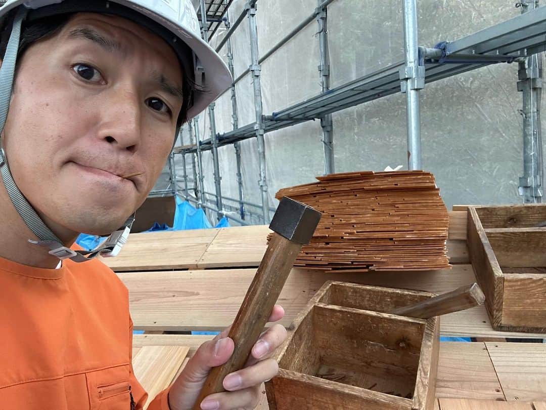 山中真さんのインスタグラム写真 - (山中真Instagram)「・ 清瀧寺徳源院の三重塔は 建立から350年、 そして今、屋根を修復中。  茅葺きでも檜皮葺でなく こけら葺きという板葺きの屋根。  竹の釘を使ったり 水で腐りにくい工夫をしたり 美しい曲線を出したり、 とれも日本独自の伝統技法。  「なるほど〜」と何回言ったことか。  紅葉が美しいお庭もあるので まずは来月下旬にでも是非♪  #mbs #よんチャンtv  #毎日生中継 #山ちゃん中継 #徳源院　#滋賀県米原市 #三重塔　#1672年建立」10月23日 18時20分 - makorine1120