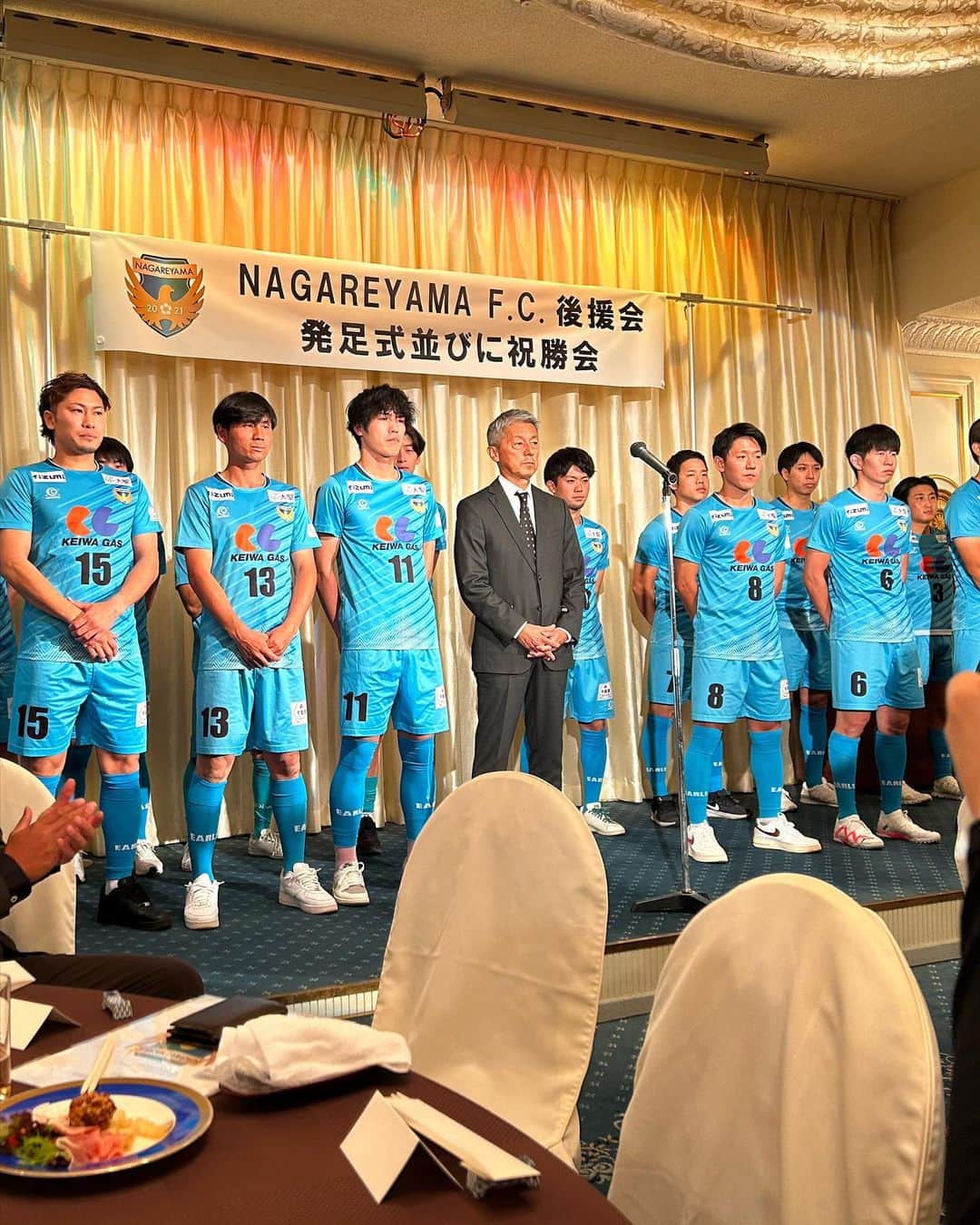 小泉勇人さんのインスタグラム写真 - (小泉勇人Instagram)「流山FCの祝勝会へ。  先日発表があった通り、流山FC @nagareyamafc のテクニカルアドバイザーとして就任しました。  こうやってまたサッカー界に関われることを本当に嬉しく思います。 流山からJリーグに！！  思い返せば南流山の子ども食堂へ参加させて頂いた時に @kanagawasatomi さんにご縁をいただき、流山FC社長の  @ginji1316 さんと繋がり、今に至ります。  本当に縁って大事だなぁと！  流山FCの思い描く未来に共感すると共に、子育て支援に力を入れていて、子育て世帯が多く住む、そんな流山市を「食」から盛り上げられるように活動していきます。  また、流山市長　@izaki_yoshiharu 井崎義治さんもいらっしゃって最近発売したレシピ本2冊をお渡しすることもできました。  個人としても影響力を高めつつ自分の想いを世に還元できるように動いていきます。  流山市の皆様 どうぞよろしくお願い致します☺️  #流山 #流山おおたかの森 #流山fc #サッカーチーム  #小泉勇人 #アドバイザー」10月23日 20時00分 - yuto_koizumi.40