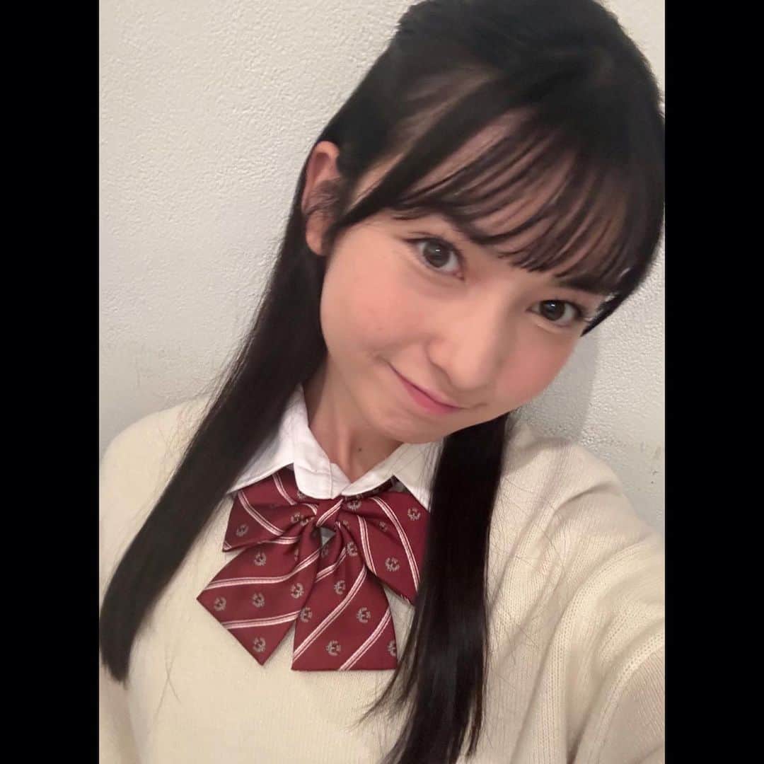 川原美杏のインスタグラム：「♩ ニコラ11月号『ニコモのギャップ見せ全力秋ルック』のオフショだよ〜‪‪☺︎‬  最近は寒くなってきて制服も衣替えの季節！この企画ではニコモがしている秋制服の着こなし方などが載っているのでぜひ参考にしてねー！  #ニコラ #nicola #ニコモ #ニコラ11月号発売中 #川原美杏」