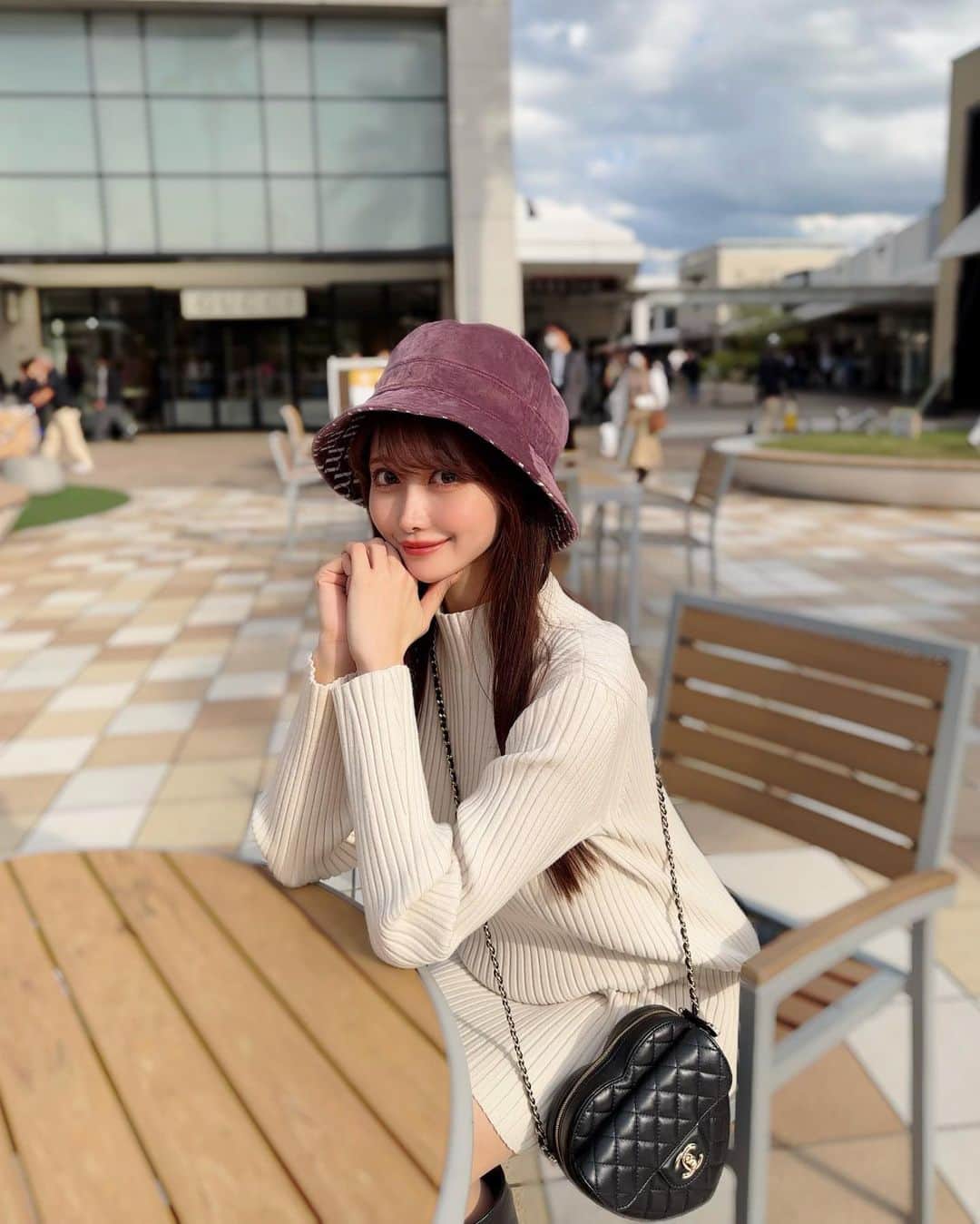 MAYUさんのインスタグラム写真 - (MAYUInstagram)「. ゴルフ帰りにアウトレット寄ってみた🖤 . わんちゃんが沢山いてかわいかったなぁ🐶💕 . . #ootd#fashion#chanel#minuére#三井アウトレットパーク木更津#木更津」10月23日 18時23分 - mayu.kina_golf