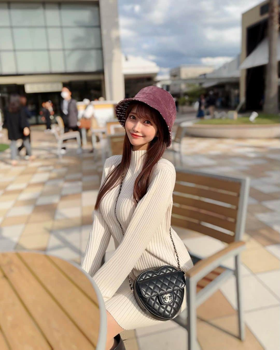 MAYUのインスタグラム：「. ゴルフ帰りにアウトレット寄ってみた🖤 . わんちゃんが沢山いてかわいかったなぁ🐶💕 . . #ootd#fashion#chanel#minuére#三井アウトレットパーク木更津#木更津」