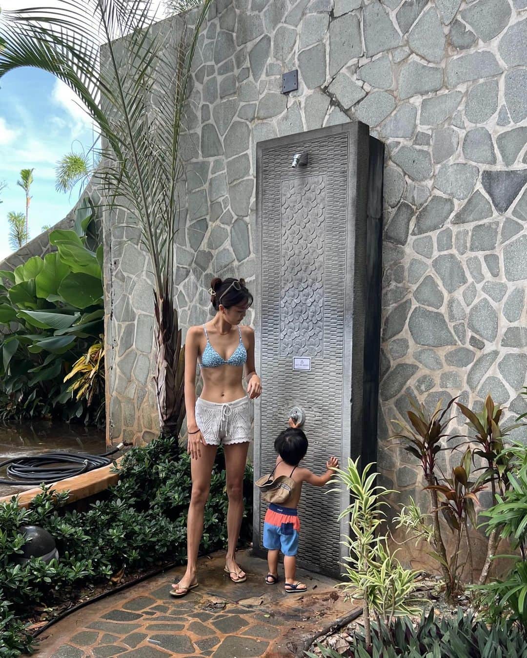 安田華乃のインスタグラム：「育児と、夏というのもあり 過去一痩せこけていますん🫨💦  #男の子の育児  #運動量が半端ない  #毎日一瞬で終わる」