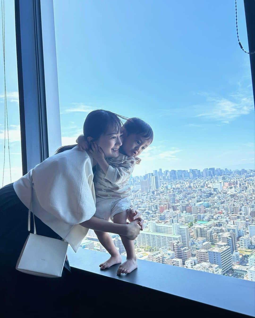 浜田翔子さんのインスタグラム写真 - (浜田翔子Instagram)「最近のマタニティコーデ🤰  妊娠6ヶ月、7ヶ月  できるだけワンピースがやっぱり楽ですが、、 1人目もいると難しい🙃 1人目妊娠中使ってたものを結構着用してます。  パンツ系もマタニティ専用服は買わず 普通のお洋服でワンサイズあげてMやLサイズにしたりしてます。 下着も変えたり。。  産後の授乳しやすいお洋服とかも考えて買うと中々ないから たまにぴったりな素敵なお洋服に出会うと幸せ🤍 またちょこちょこ載せれたらいいなぁ〜☺️  お洋服はタグ付けしてます🏷️♡ #マタニティコーデ　#妊婦コーデ  #妊娠6ヶ月　#妊娠7ヶ月」10月23日 18時24分 - shoko_hamada