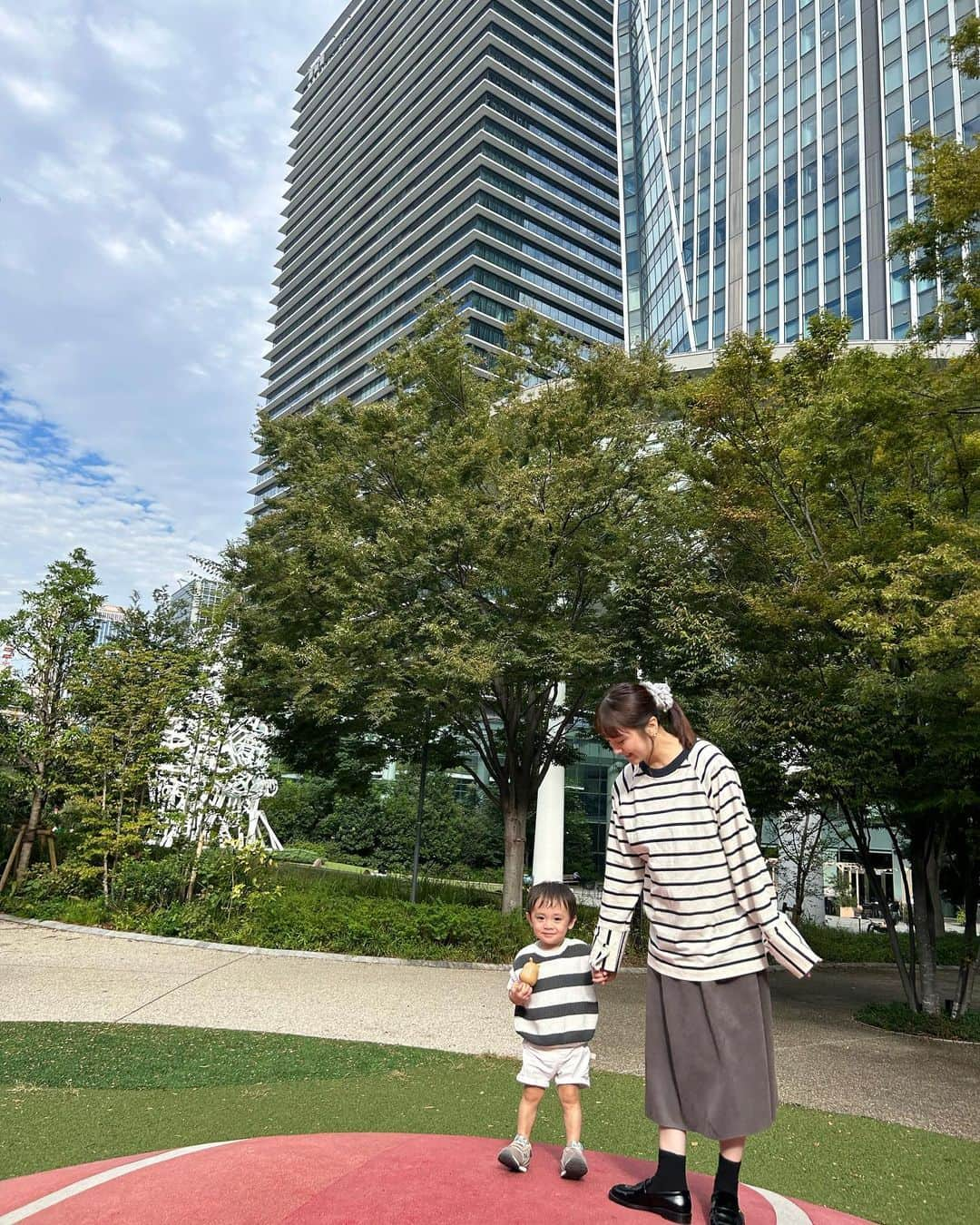 浜田翔子さんのインスタグラム写真 - (浜田翔子Instagram)「最近のマタニティコーデ🤰  妊娠6ヶ月、7ヶ月  できるだけワンピースがやっぱり楽ですが、、 1人目もいると難しい🙃 1人目妊娠中使ってたものを結構着用してます。  パンツ系もマタニティ専用服は買わず 普通のお洋服でワンサイズあげてMやLサイズにしたりしてます。 下着も変えたり。。  産後の授乳しやすいお洋服とかも考えて買うと中々ないから たまにぴったりな素敵なお洋服に出会うと幸せ🤍 またちょこちょこ載せれたらいいなぁ〜☺️  お洋服はタグ付けしてます🏷️♡ #マタニティコーデ　#妊婦コーデ  #妊娠6ヶ月　#妊娠7ヶ月」10月23日 18時24分 - shoko_hamada