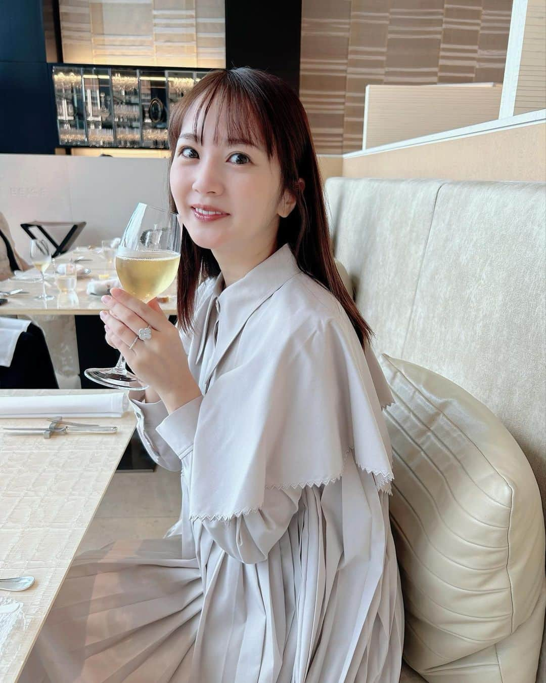 浜田翔子さんのインスタグラム写真 - (浜田翔子Instagram)「最近のマタニティコーデ🤰  妊娠6ヶ月、7ヶ月  できるだけワンピースがやっぱり楽ですが、、 1人目もいると難しい🙃 1人目妊娠中使ってたものを結構着用してます。  パンツ系もマタニティ専用服は買わず 普通のお洋服でワンサイズあげてMやLサイズにしたりしてます。 下着も変えたり。。  産後の授乳しやすいお洋服とかも考えて買うと中々ないから たまにぴったりな素敵なお洋服に出会うと幸せ🤍 またちょこちょこ載せれたらいいなぁ〜☺️  お洋服はタグ付けしてます🏷️♡ #マタニティコーデ　#妊婦コーデ  #妊娠6ヶ月　#妊娠7ヶ月」10月23日 18時24分 - shoko_hamada