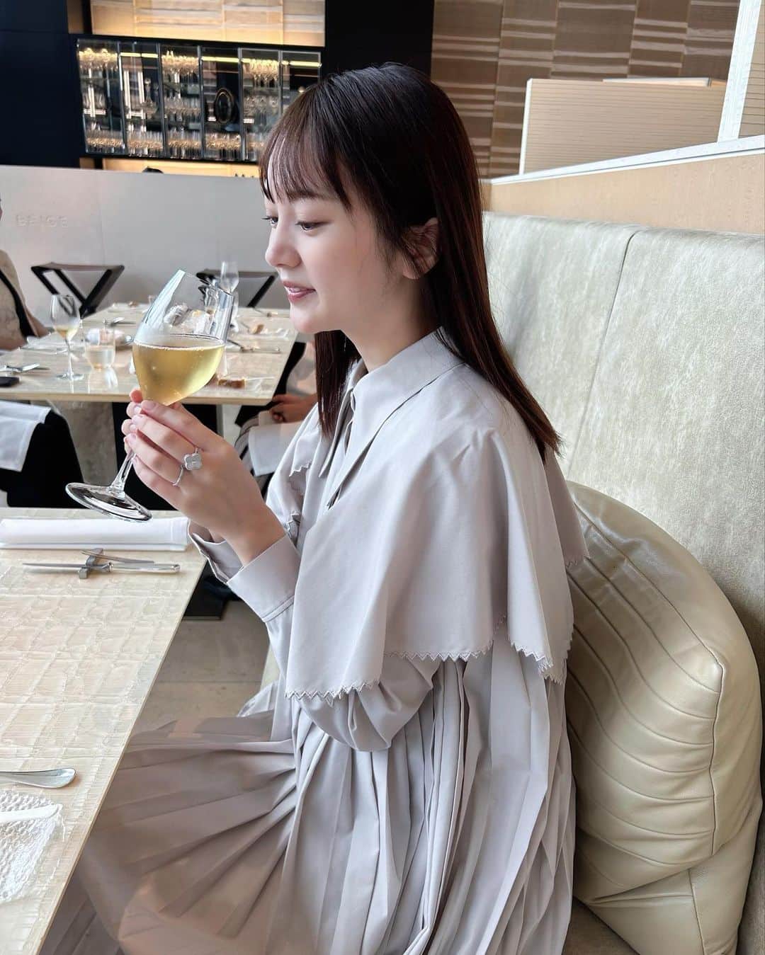 浜田翔子のインスタグラム：「最近のマタニティコーデ🤰  妊娠6ヶ月、7ヶ月  できるだけワンピースがやっぱり楽ですが、、 1人目もいると難しい🙃 1人目妊娠中使ってたものを結構着用してます。  パンツ系もマタニティ専用服は買わず 普通のお洋服でワンサイズあげてMやLサイズにしたりしてます。 下着も変えたり。。  産後の授乳しやすいお洋服とかも考えて買うと中々ないから たまにぴったりな素敵なお洋服に出会うと幸せ🤍 またちょこちょこ載せれたらいいなぁ〜☺️  お洋服はタグ付けしてます🏷️♡ #マタニティコーデ　#妊婦コーデ  #妊娠6ヶ月　#妊娠7ヶ月」