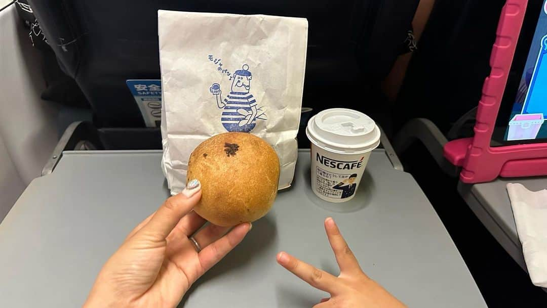 大知めぐみさんのインスタグラム写真 - (大知めぐみInstagram)「沖縄の思い出③✈️ ⁡ パン好きの私、念願の #モジャのパン🍞✨ ⁡ ずっと行きたくて行きたくて、宮古島に行く前からも、行ってからもアピールし続けて、連れてってもらえましたww ⁡ だけど2時ちょいに着いたら、もうチョコパンのみのラス1で私が買って完売でした😳💦 YouTube用に外で撮影していたら、完売の札がww ⁡ 帰りの空港に着いたら、空港でモジャのパンを食べてる方もチラホラいました💕 ⁡ 私は、機内でホットコーヒーを頂き夕飯用に食べました♡ 噂通り、外はハードで中はモッチリ具いっぱいでした😍💗 大満足💗 ⁡ #パパへ #次はあんぱんが買いたいので来年も宜しくお願い致します🙏🏻💗  #外堀から埋めるタイプ ← ⁡ ⁡ ⁡ ⁡ ⁡ ⁡ ⁡ ⁡ ⁡ ⁡ ⁡ ⁡ #みやこじま #宮古島 #宮古島グルメ #宮古島旅行 #おきなわ #沖縄 #沖縄旅行 #沖縄グルメ #離島 #離島旅 #パン屋 #パン屋さん #パン活 #パンスタグラム #パン部 #宮古島ランチ #宮古島好きな人と繋がりたい #パン好きな人と繋がりたい #家族旅行 #沖縄ランチ #主婦#女の子のママ  #女の子ママ #육아스타그램」10月23日 18時26分 - megmeg0715