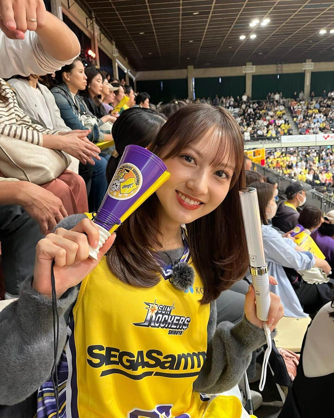 宮﨑葉苗さんのインスタグラム写真 - (宮﨑葉苗Instagram)「. 今週末もサンロッカーズ渋谷の応援に🏀🔥  生のダンクシュートは大迫力で凄かった✨ ハーフタイムには色んなパフォーマンスもあって終始大盛り上がりでした😳  可愛すぎるサンディくんと念願のツーショット撮れたのうれしい〜🫶🏻 どんどん観戦グッズが増えていきます😂  #サンロッカーズ#サンロッカーズ渋谷#bリーグ#bリーグ観戦#サンディ#サンディくん#バスケ観戦#バスケ日本代表#青学#青学記念館」10月23日 18時36分 - hanae_miyazaki