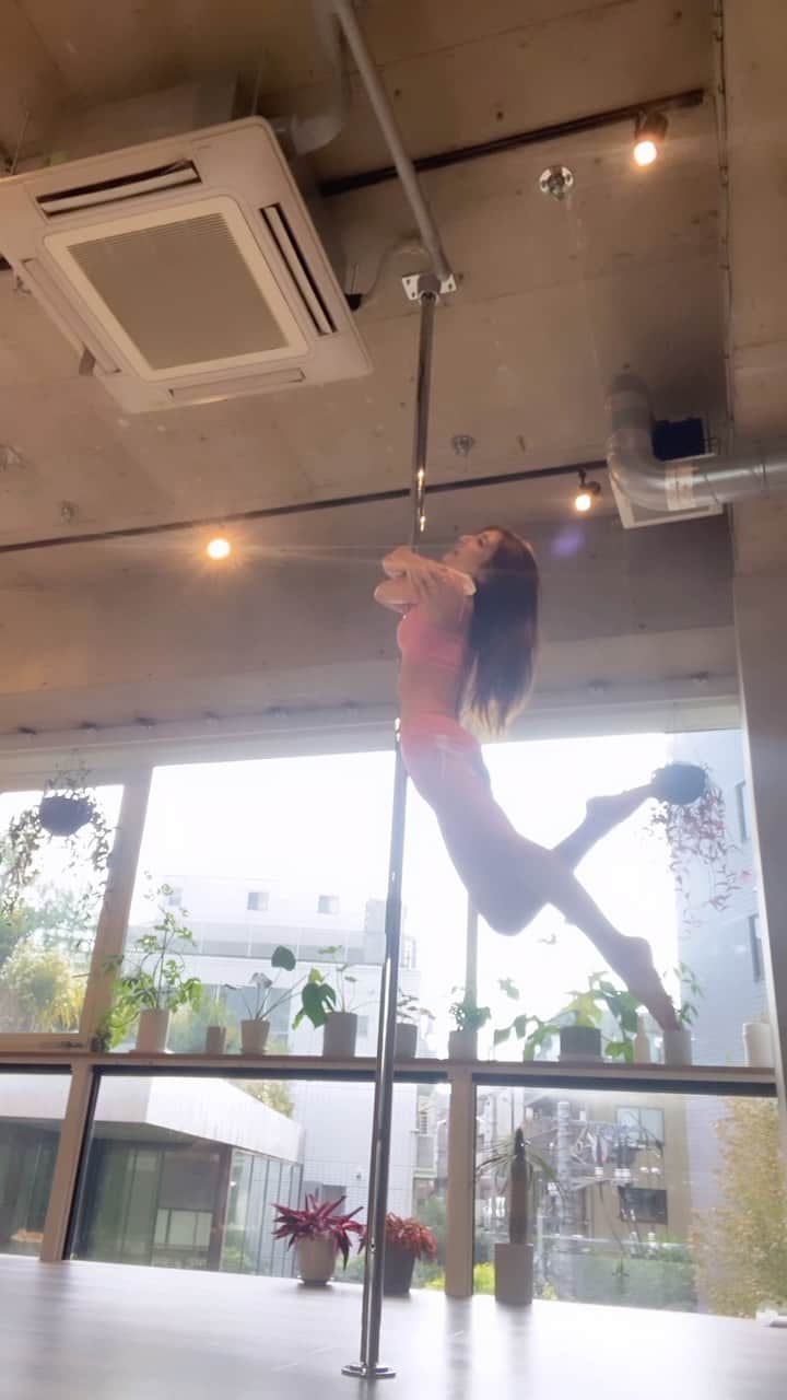 のインスタグラム：「@sakurao_pole 先生スタティック入門💕 Aスタとsakurao先生の指導の声が心地いい〜😍  #pd #pole #poledance #ポールダンス　#始めて１年10ヶ月」