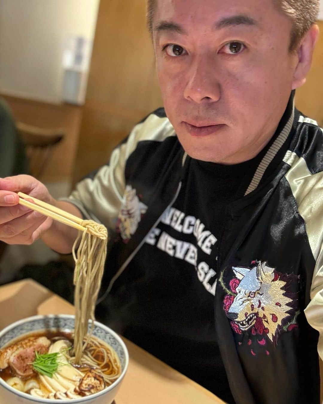 堀江貴文さんのインスタグラム写真 - (堀江貴文Instagram)「#soba #matsutake #mashroom #おそばの甲賀で鴨松茸そば #美味しくないわけがない #いってらっしゃい #夕食 #料理 #美味しい #ごはん #food #foodlovers #foodie  #delicious #foodoftheday #foodgasm  #yum #yummy #tasty #eat #eating #hungry #foodpics #fresh #tasty #eating #foodpic #instafood」10月23日 18時29分 - takapon_jp