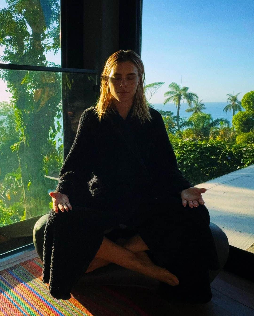 カロライナディークマンのインスタグラム：「6AM  aceita confia recebe agradece  um dia lindo uma semana abençoada  e vambora」