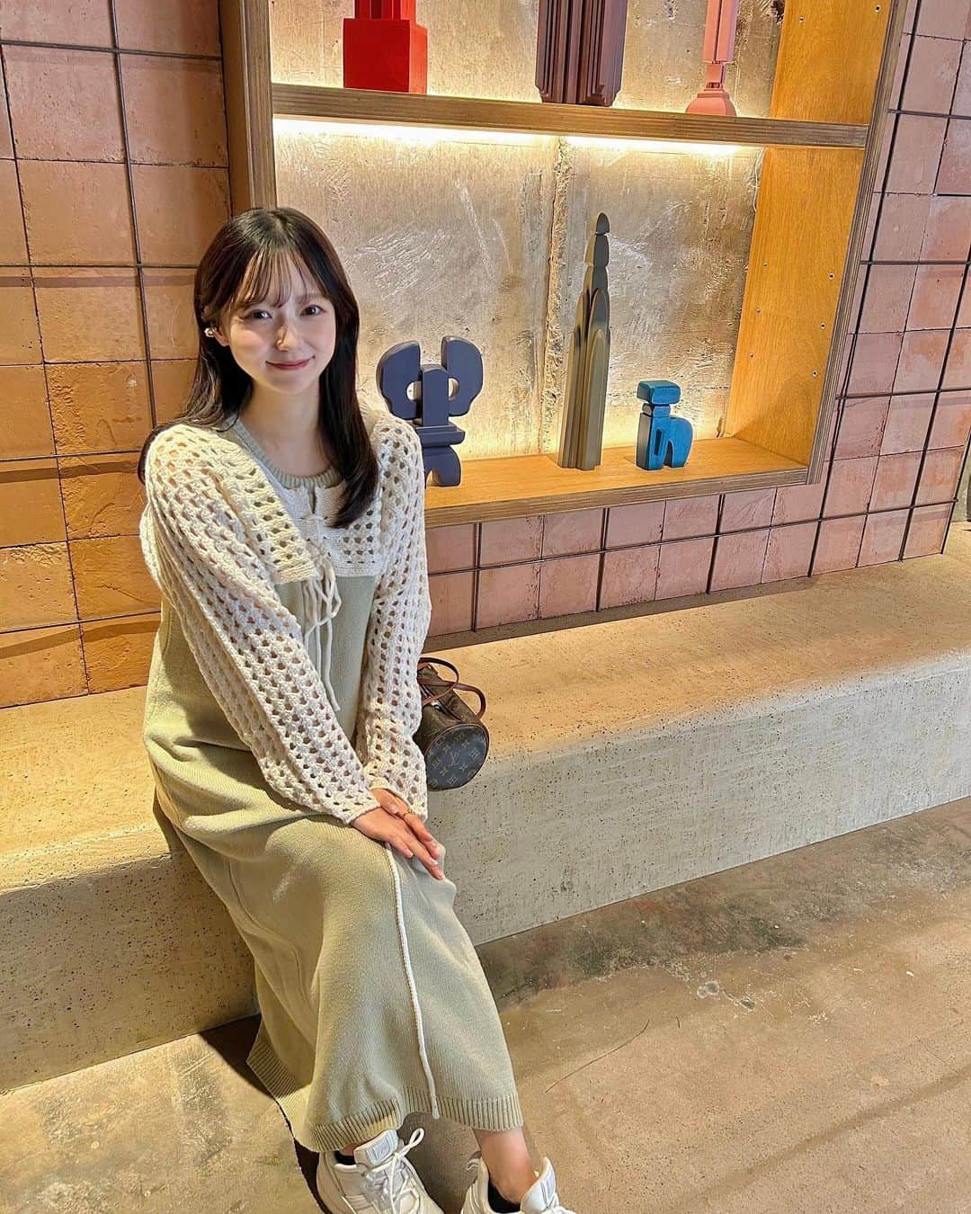 吉田悠希のインスタグラム：「♡ ⁡ ずっと気になっていたカフェへ🥗🌿 ⁡ 最近はお昼の時間帯に外に出ることがほとんどなので 友達の休憩時間やお休みの日を狙って お散歩しつつ、ランチを楽しんでます🍴☺️ ⁡ ⁡ ニットワンピース着ると、より目立つお腹👶🏻 ショート丈のボレロやカーディガンを合わせて バランス良く見えるようにするのが 最近のマイブームです🤰 ⁡ ⁡ ⁡ ⁡ #六本木ランチ #六本木カフェ #カフェ巡り #ニットワンピース #マタニティコーデ #マタニティファッション #妊娠後期 #妊婦コーデ #プレママ #女の子ママ #プチプラコーデ #grl購入品 #妊娠8ヶ月」