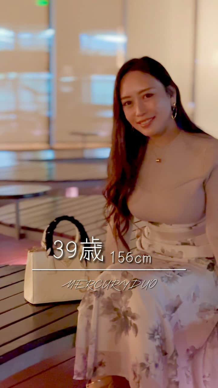 Minoriのインスタグラム：「夜一気に寒くなりましたね🥹  one-piece ▶︎ @mercuryduo_com  #アラフォーコーデ #アラフォーママ  #アラフォーファッション #シングルマザー  #アラフォー美容 #超大型犬ママ #グレートピレニーズ好き」