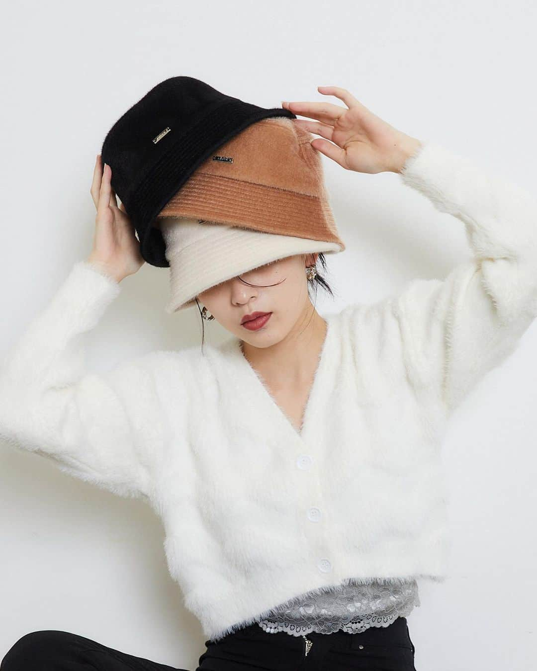 ENVYMのインスタグラム：「【𝐍𝐄𝐖𝐀𝐑𝐑𝐈𝐕𝐀𝐋🩶】 ⁡ ⁡ ✔︎︎︎︎ハラコバケットHAT color/IVORY/BROWN/BLACK price/¥4,290 NowOnSale ⁡ "■ポイント ハラコ素材を使ったバケットハットは高級感があり高見え♪ ⁡ ■ディティール 光沢感のあるハラコ素材は、ファーとはまた違った印象を与えてくれるアイテム。 やや硬めで短い毛なのでスタイリッシュに決まります◎ またシルバーのプレートがアクセントになります♪ ⁡ ■スタイリング ブラックはモノトーンコーデに合わせてモードにかっこよく！ アイボリーやブラウンはニットスタイリングに合わせるとふわっと女の子らしい雰囲気に♪ " ⁡ -————————————— ⁡ ⁡ ⁡ #ENVYM #2023AW」