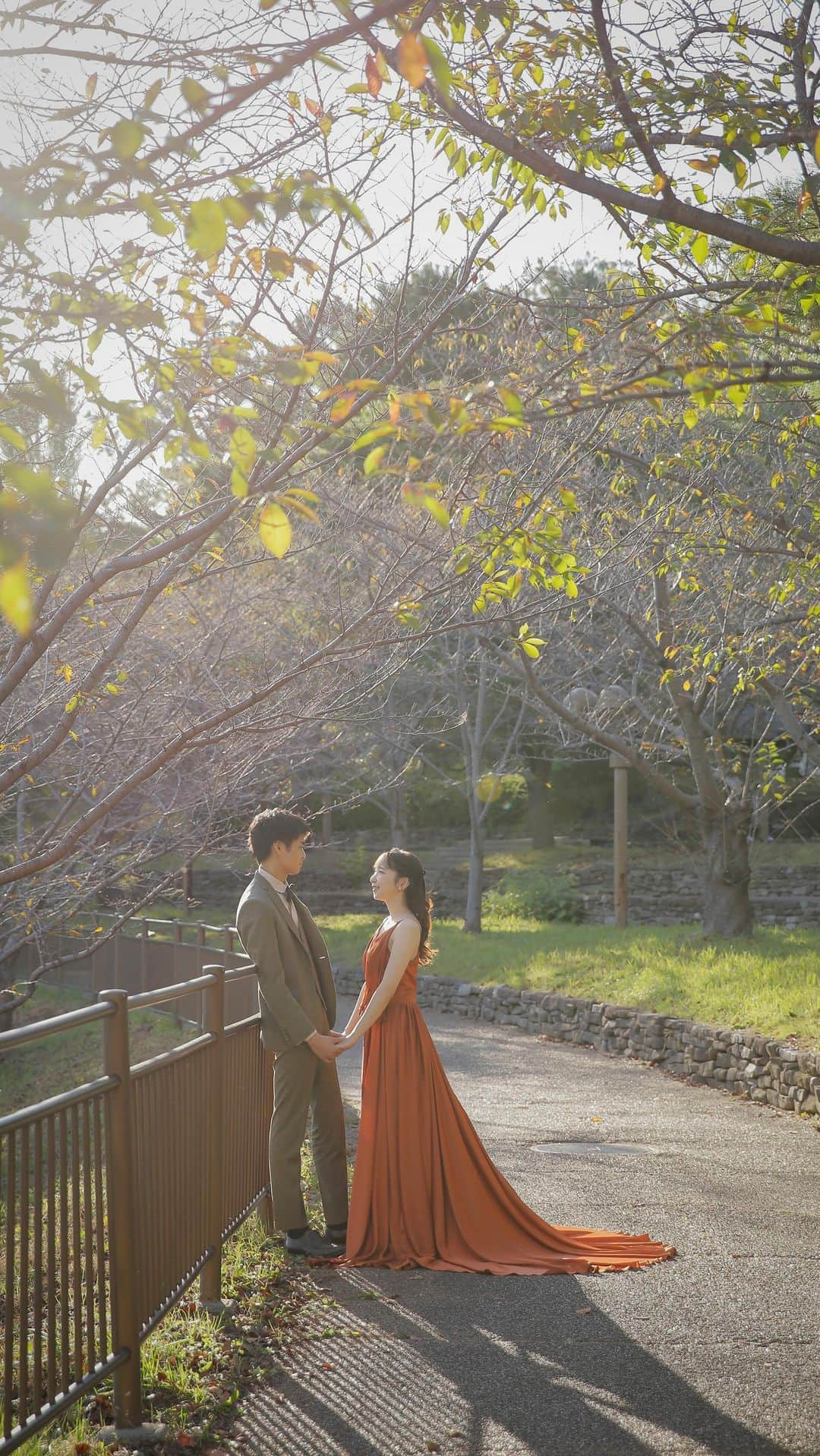 studioTVB NARAのインスタグラム：「秋の鶴見緑地公園ロケーション⛲️🍂  ワンちゃんと一緒に🐶🤍  camera : @ikumi.deco.ph   hairmake : yui tsuda  ┈┈┈┈┈┈┈┈┈┈┈┈┈┈┈┈┈┈┈  秋の撮影枠残り少なくなってきてます！ お早めにご相談会へお越しください🥳👏🏻 オンラインでもご予約承っております！  詳しくはプロフィールのリンクから🌿  お得なキャンペーンも実施中🍁🍂 素敵な特典をご用意しております！ ぜひ相談会へお越しください♡  ┈┈┈┈┈┈┈┈┈┈┈┈┈┈┈┈┈┈  撮影のご予約やお問い合わせはHPの お問い合わせフォーム・DM・ お電話より受け付けております🌷  💌 namba@st-tvb.jp 📞06-6616-9890  営業時間 月〜金 11:00-20:00 土日祝 10:00-19:00  前撮り / ウエディングフォト @studiotvb_namba @decollte_weddingphoto @decollte_wedding  ┈┈┈┈┈┈┈┈┈┈┈┈┈┈┈┈┈┈┈┈  #撮る結婚式 #スタジオTVBなんばパークス店 #なんばパークス #スタジオTVB #studiotvb  ┄┄┄┄┄┄┄┄┄┄  #フォトウェディング #大阪前撮り #関西前撮り #結婚式準備 #結婚式レポ #秋ネイル  #秋前撮り  #関西花嫁 #大阪花嫁 #日本中のプレ花嫁さんと繋がりたい #結婚式前撮り #前撮り #後撮り #紅葉デート  #ウエディングドレス  #ウェディングフォト #韓国前撮り  #紅葉ロケーションフォト  #花嫁ヘア #ハーフツイン  #ドレスヘア  #洋装前撮り  #洋装ヘア  #洋装ヘアアレンジ  #ウエディングネイル」