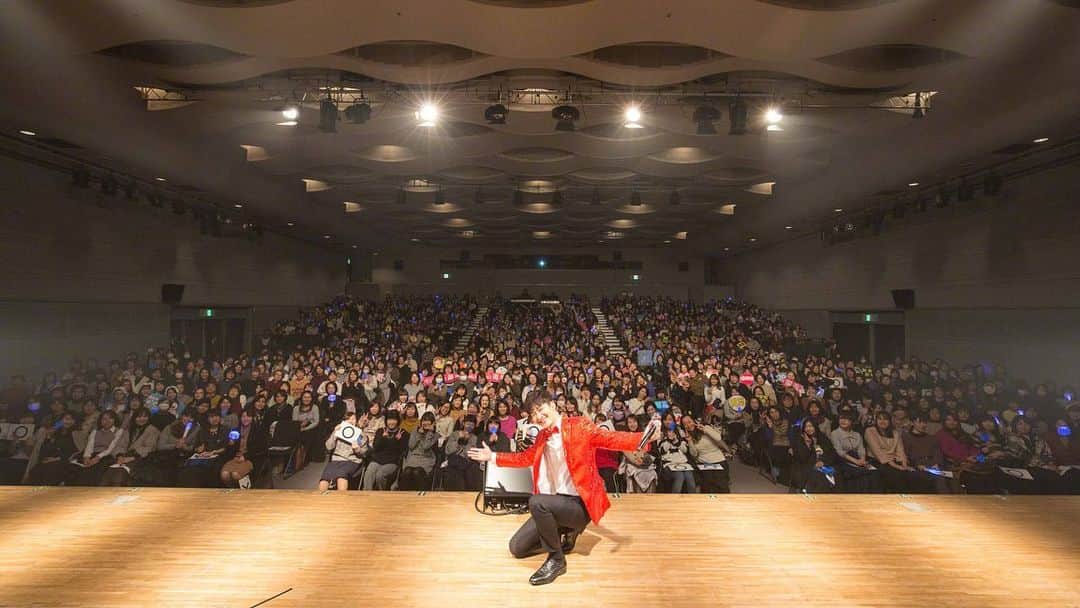 チョウミのインスタグラム：「前回大阪でファンミーティングを開いたのは5年前ですか、時間が経つのは早いですね。この写真の中のあなたは今何をしていますか？今回の大阪ファンミーティングも皆さんに会いたい。ぜひ来てね。❤️ #11月4日 #zhoumifanmeeting_falling_love  #大阪」