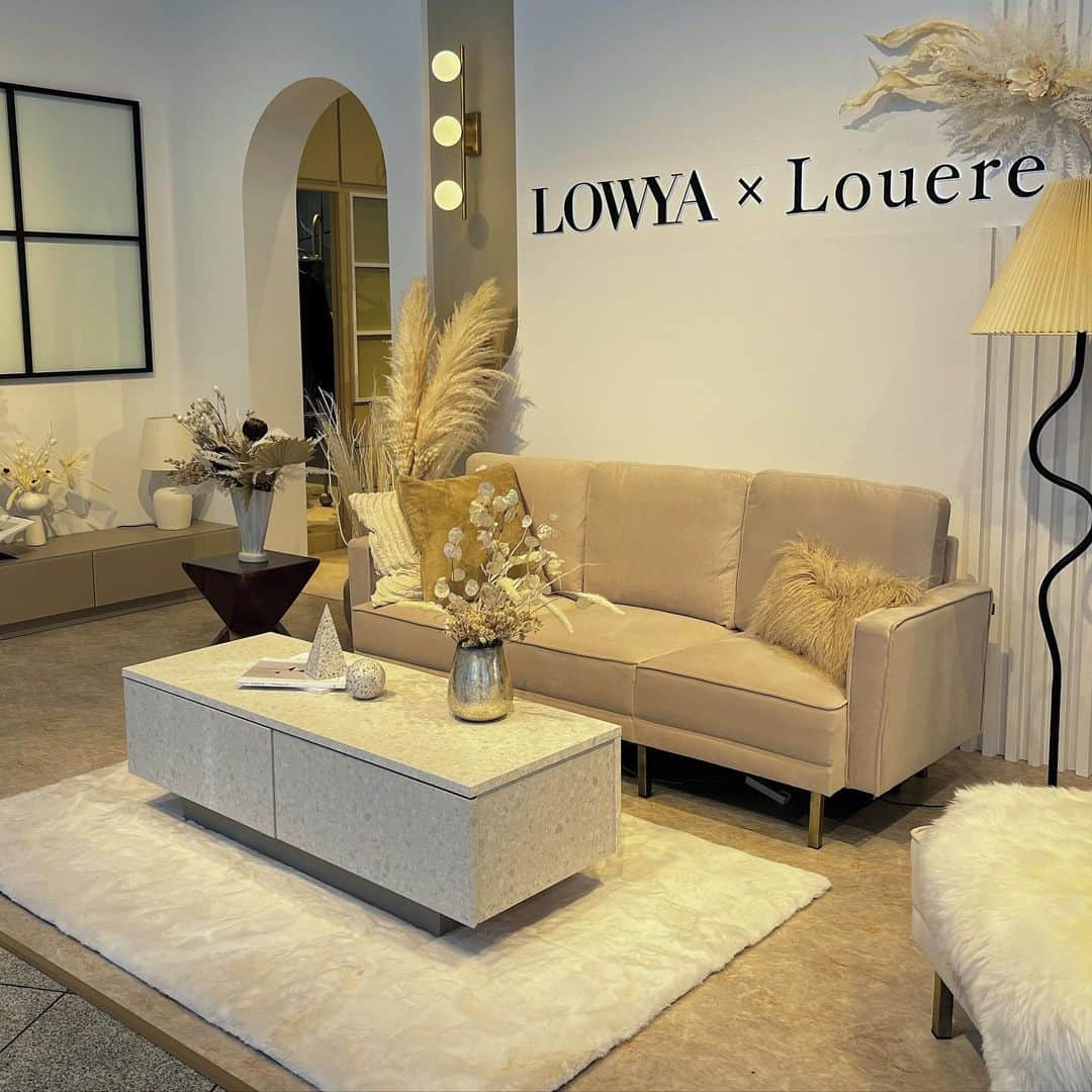 クリスティー麻里子さんのインスタグラム写真 - (クリスティー麻里子Instagram)「LOWYA × Louere 展示会へ🛋️♡  インテリアとお洋服、 どちらも見られて空間に癒された🪞✨  着てるカーディガンも @louere.official   冬服どれも可愛かったなぁ🥰  @lowya_official × @louere.official  .  #LOWYA #Louere #ルエレ #ママコーデ #子連れお出掛け #三児ママ #男の子ママ  #今日のコーデ #コーデ #大人カジュアル #大人カジュアルコーデ」10月23日 18時34分 - christymariko