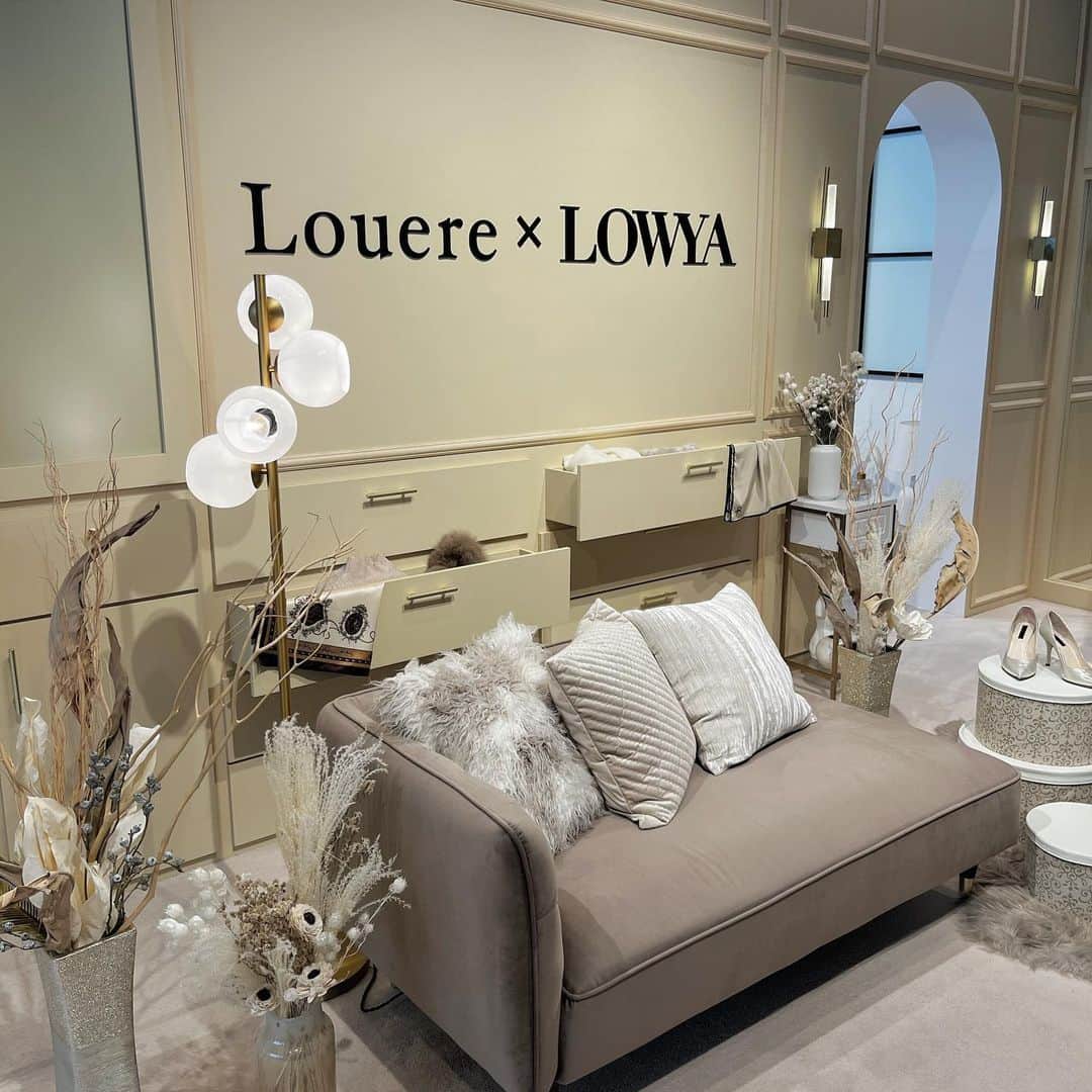 クリスティー麻里子さんのインスタグラム写真 - (クリスティー麻里子Instagram)「LOWYA × Louere 展示会へ🛋️♡  インテリアとお洋服、 どちらも見られて空間に癒された🪞✨  着てるカーディガンも @louere.official   冬服どれも可愛かったなぁ🥰  @lowya_official × @louere.official  .  #LOWYA #Louere #ルエレ #ママコーデ #子連れお出掛け #三児ママ #男の子ママ  #今日のコーデ #コーデ #大人カジュアル #大人カジュアルコーデ」10月23日 18時34分 - christymariko