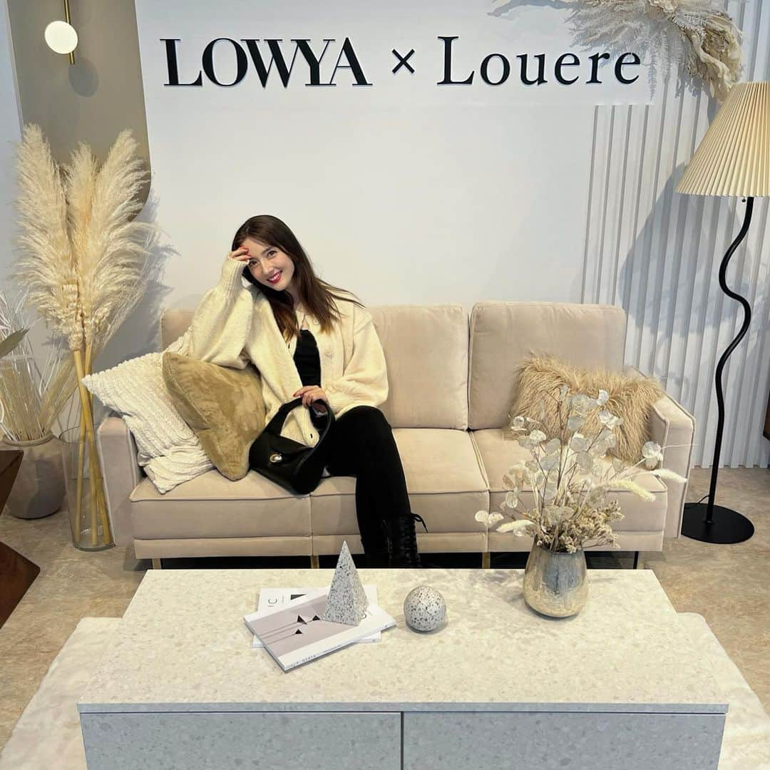 クリスティー麻里子のインスタグラム：「LOWYA × Louere 展示会へ🛋️♡  インテリアとお洋服、 どちらも見られて空間に癒された🪞✨  着てるカーディガンも @louere.official   冬服どれも可愛かったなぁ🥰  @lowya_official × @louere.official  .  #LOWYA #Louere #ルエレ #ママコーデ #子連れお出掛け #三児ママ #男の子ママ  #今日のコーデ #コーデ #大人カジュアル #大人カジュアルコーデ」