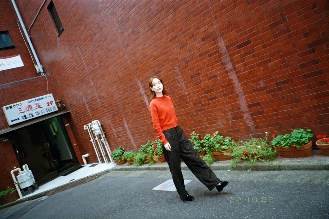 遥南碧さんのインスタグラム写真 - (遥南碧Instagram)「赤が好きです ⁡⁡⁡* * * #何気ない日常の物語 をモチーフに 東京拠点で #被写体募集 しているので 興味がある方はお気軽に ご連絡ください。  モデルのファッション撮影や アイドルのグラビアなど 一緒に #作品撮り 出来る ヘアメイク 、スタイリスト も募集中✨ * * * #ナチュラクラシカ #瞳の中のノスタルジア #何気ない瞬間を残したい #フィルム好きな人と繋がりたい #フィルム寫眞 #幸せな瞬間をもっと世界に #人像攝影 #儚くて何処か愛おしい様な #被写体さんと繋がりたい  #ファインダー越しの私の世界 #みもめんと #その光を焼きつけて #金木犀 #fashionphotography  #japanesegirl #좋아요반사 #필름사진 #인물촬영  #into_the_screen #film_com #analogportrait #photogram_archive  #jp_portrait部 #film_jp #good_portraits_world」10月23日 18時34分 - harunaoi_photo