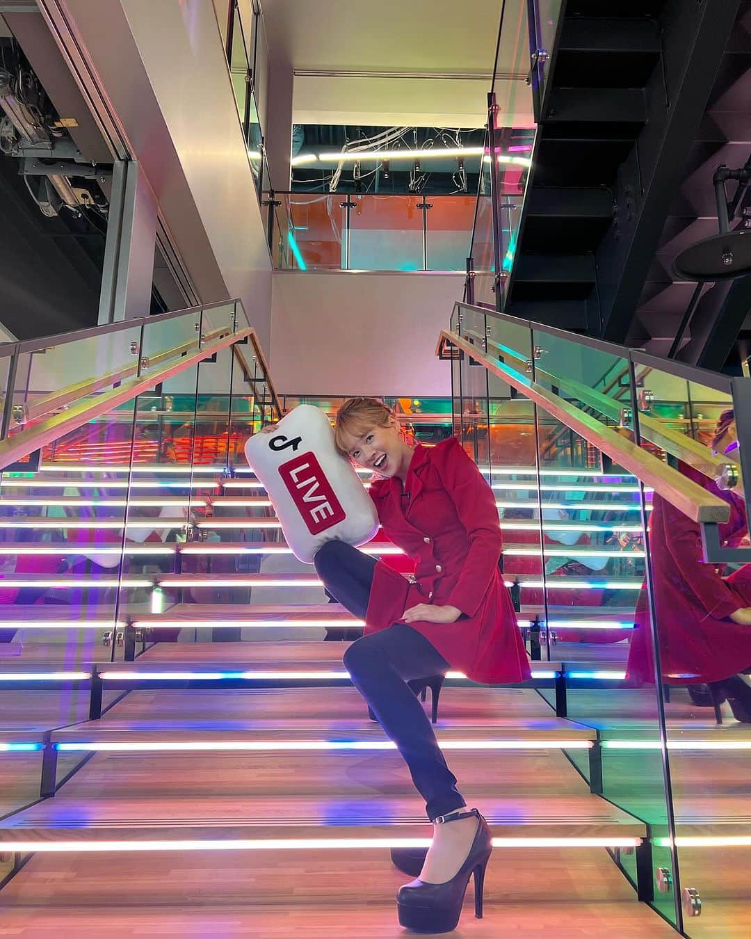 のインスタグラム：「TikTok本社って最高にカッコいいんだよね💗この階段が特に好き  今日の夜はALL JAPANだよ！ お楽しみに🌹 　 #TikTok #ALLJAPAN #圧ねぇ」