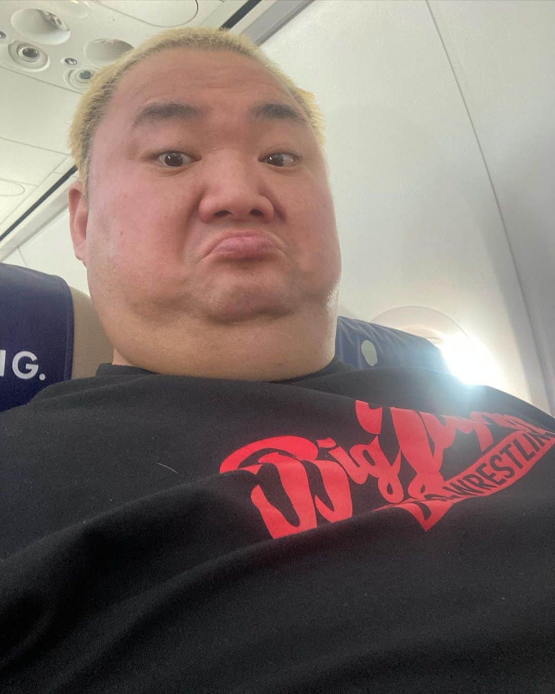 浜亮太のインスタグラム：「無事に前橋到着‼️  体重200㎏だと  座席２つ シートベルト追加  しなくてはならない。  尽力して頂いたスカイマークエアラインの皆様、有り難うございました‼️  ダイエット成功目指して精進します！  #浜亮太 #スカイマークエアライン #ダイエット #飛行機 #羽田空港」