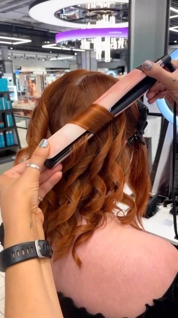 ghd hairのインスタグラム：「We just lost our breath after seeing that satisfying curl by @ghdflannelsmeadowhall 😮‍💨😮‍💨 Beautiful curls, beautiful pink peach platinum+ as part of this year’s #ghdPink collection 🩷  #ghd #ghdpink #takecontrolnow #haircurling #shorthair #shorthairstyling #satisfying」