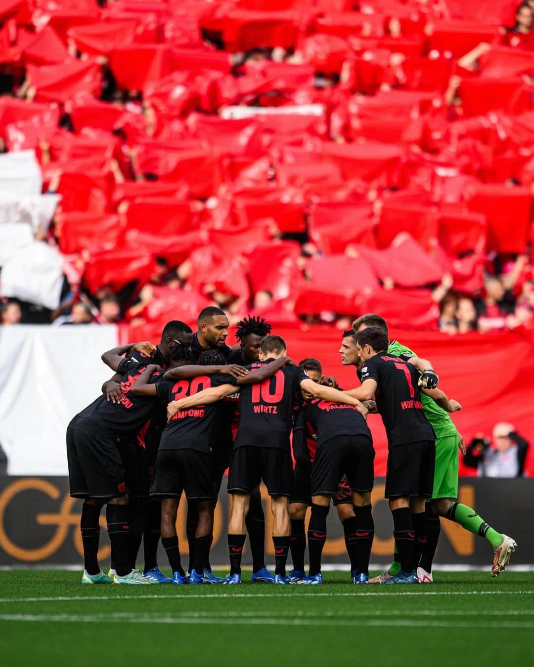 バイエル・レバークーゼンのインスタグラム：「We keep going 🔜 @europaleague   #B04QAR ⭐️」