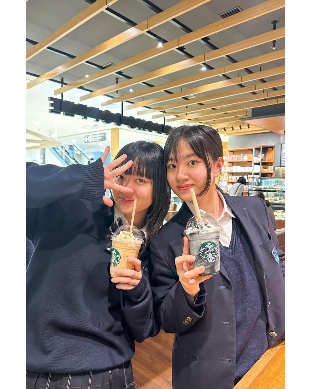 土井地恵理子のインスタグラム：「・ TWINS👯‍♀️  最近また顔が似てきた気がする 髪型が同じだからかw  スタバの新作は 欠かせないらしい  #twins #双子 #17歳 #jk」