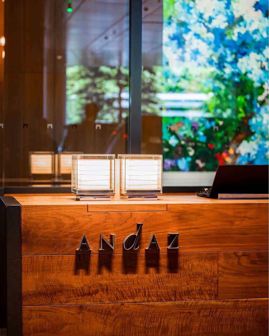 Andaz Tokyo アンダーズ 東京のインスタグラム：「日本家屋のぬくもりをモダンなテイストで。アンダーズ 東京では、客室や館内のパブリックエリアで和紙のランプを採用しています。和紙を通して伝わる暖かい光に、まるでご自宅に帰ってきたかのような安らぎを感じると大変ご好評をいただいています。  Feel the warmth of a Japanese house with a contemporary and modern touch. The light diffused by the lanterns, made with Japanese ‘washi’ paper, scattered throughout the public spaces and inside the guest rooms create a relaxing ambiance as if you were returning to your home.    #駅直結 #東京ホテル #beautifulhotels #tokyohotel #toranomon #luxuryhotel #ホテルステイ #ホテル好き #ライフスタイルホテル #ラグジュアリーホテル #虎ノ門ヒルズ #toranomonhills #アンダーズ東京 #andaztokyo #トニーチー #TonyChi #tokyo #japan」