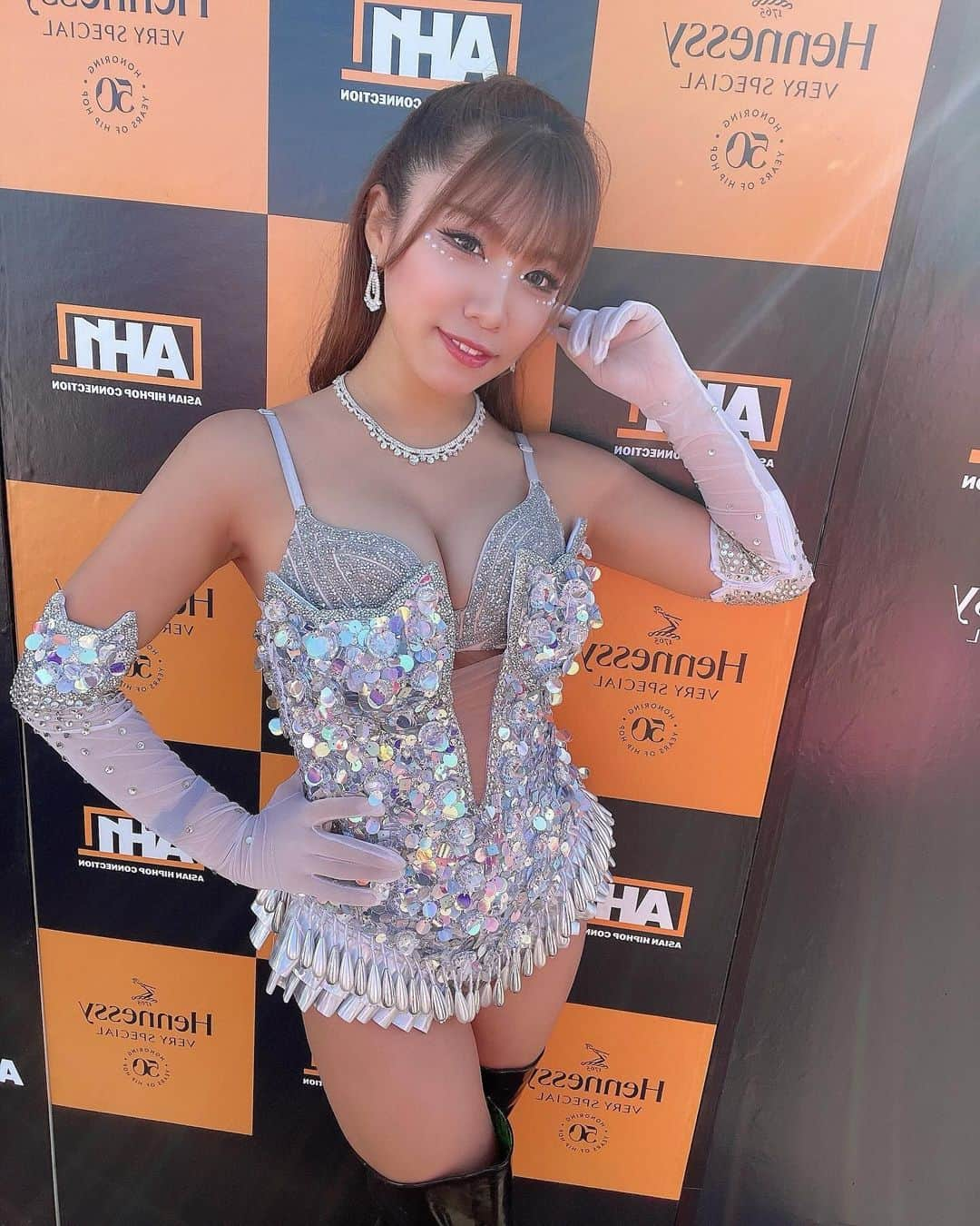 Senaのインスタグラム：「#AH1 VVIP champagne girlで出演させて頂きました🍾👯‍♀️  実はこの場所はヤバイの頃にも2度連れてきてもらった事があってなんだか懐かしく 久しぶりの大きいフェスにお仕事で関わらせて頂けてとーっても嬉しい楽しい1日でした🎧🍾🌞  夕方からは冷え込んだけど、行き帰りの運転と終始サポートしてくださったスタッフさん感謝です😌㌧汁🐷  また素敵な経験をさせて頂けたなあ。。思い出☺️  昨日会えた方々に またバーレスクで会えますようにっ🫶🏽  . #asianhiphop #hiphopmusic #champagnegirl #バーレスクTS #バーレスク東京名古屋店 #バーレスク東京 #名古屋 #錦3 #好きなことで生きていく #エンタメ活動を止めない #バーレスク #ショークラブ #ショーガール #ダンサー#バーレスクTSせな #インスタ映え #ギャル #ポートレート  #burlesque #burlesquetokyo #showclub #showgirl #ınstagood #shotting #champagne」