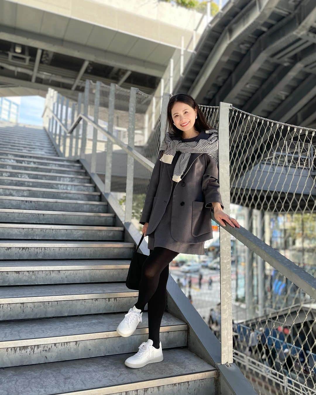 のインスタグラム：「#PR Grey with white accent. ・ ・ ・  先日グランドオープンした JIYUGAOKA de aone 2Fにできた 海外セレクトシューズショップ 「Natural ShoeStore自由が丘店」で選んできた VEJAのスニーカー☺︎  天然ゴムや自然栽培によるオーガニックコットンや ヴィーガンレザーといった環境に配慮した素材が使用された フランスで誕生したブランド。ヨーロッパではかなり人気みたい☺︎  私の1st VEJAはV-10モデル 軽くて履き心地も◎  ・ ・ ・ @natural_shoe_store  @naturalshoestore_jiyugaoka  ・ Thank you @___angela.official___  ❤︎ ・ #naturalshoestore  #ナチュラルシューストア」