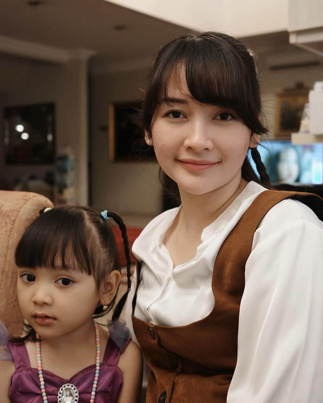 デフィ・キナル・プトリさんのインスタグラム写真 - (デフィ・キナル・プトリInstagram)「dulu aku waktu kecil gak begitu feminim, tapi pas kuliah emang citacitanya mau jadi princess, tapi karna imejnya lebih ke binaragawan jadi jarang banget dikasih dress feminim dulu di grup. wkwkwkk plot twist anaknya yang beneran feminim banget🙏🏻🥲🩷 gemesnya.」10月23日 18時40分 - kinalputridevi