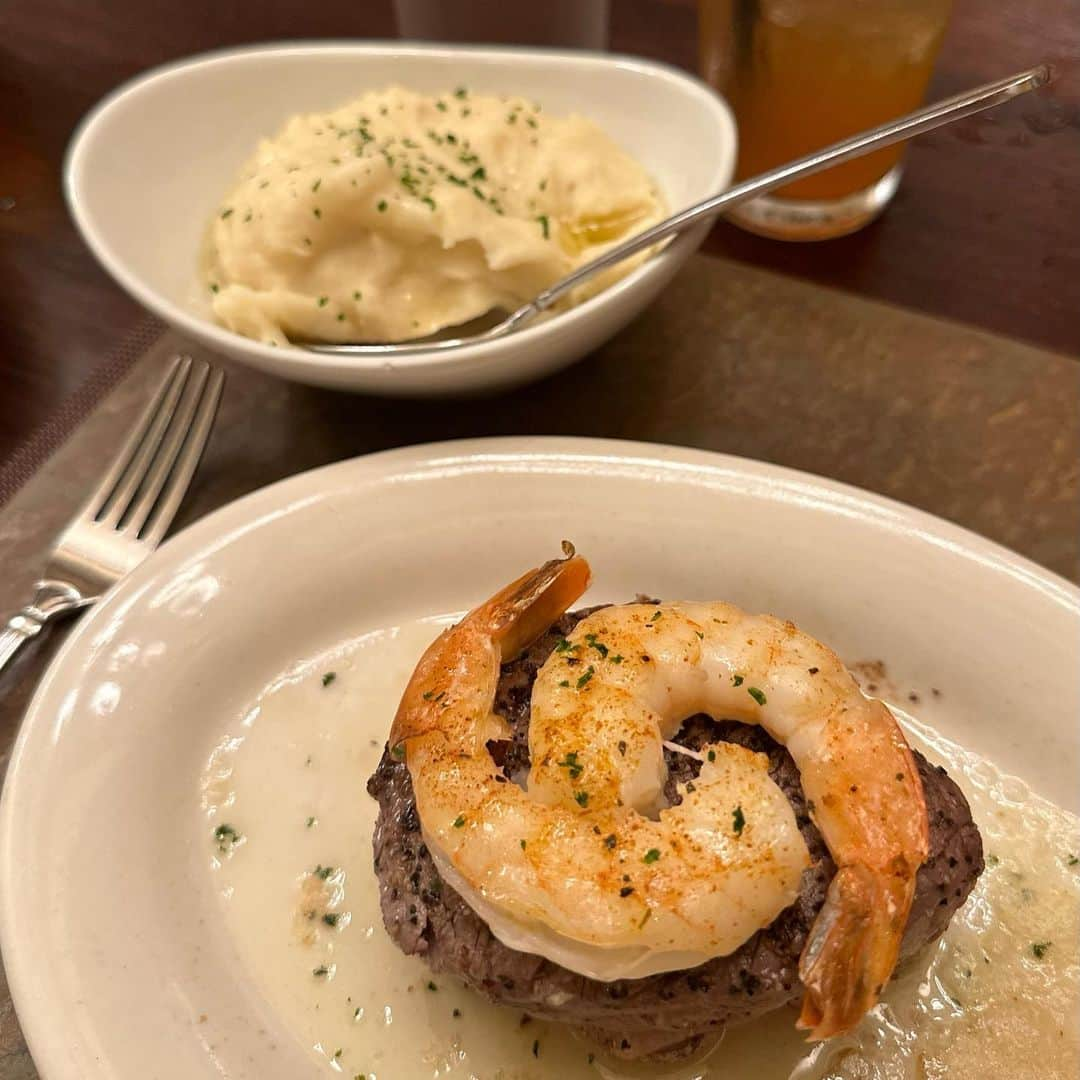 エリカさんのインスタグラム写真 - (エリカInstagram)「夏終了のおしらせ🥺 もうどんどん涼しくなっていってクローゼットの中のお洋服じゃ寒くなってきた… 今年の夏は思いがけない出会いがたくさんあって楽しかった🫶🏻 人生初のハワイでココナッツウォーターの美味しさに気付いて帰国してからもKALDIでココナッツウォーターを血眼になって探してたりとか😂 というわけでハワイの思い出(ごはん。笑)  @ruthschrishi @redfishpoke @veinatkakaako @futurecollective.jp  #未来集団 #ロカヒハワイ #ハワイ #旅行 #PR」10月23日 18時40分 - myxx_erika