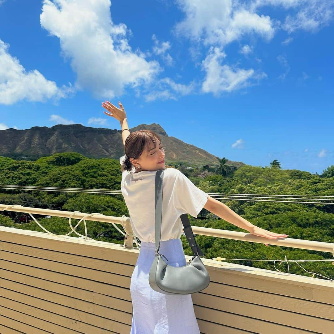 エリカのインスタグラム：「夏終了のおしらせ🥺 もうどんどん涼しくなっていってクローゼットの中のお洋服じゃ寒くなってきた… 今年の夏は思いがけない出会いがたくさんあって楽しかった🫶🏻 人生初のハワイでココナッツウォーターの美味しさに気付いて帰国してからもKALDIでココナッツウォーターを血眼になって探してたりとか😂 というわけでハワイの思い出(ごはん。笑)  @ruthschrishi @redfishpoke @veinatkakaako @futurecollective.jp  #未来集団 #ロカヒハワイ #ハワイ #旅行 #PR」