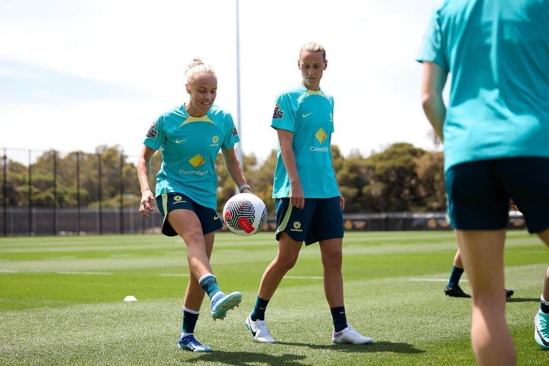 タメカ・バットのインスタグラム：「Hey Perth 👋🏽」