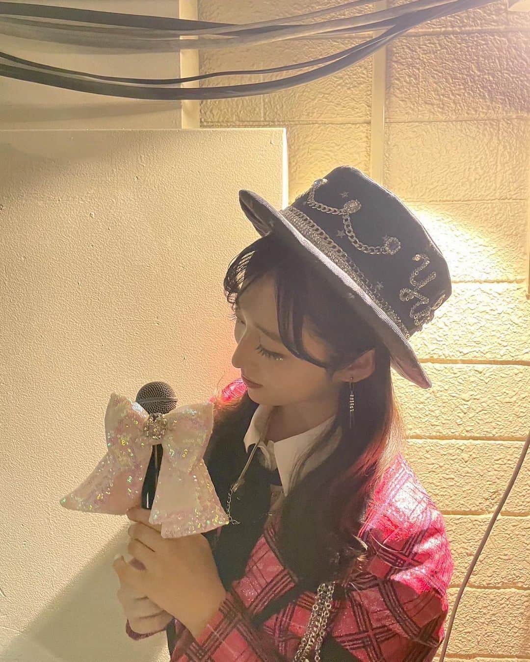 小栗有以のインスタグラム：「#アイドルなんかじゃなかったら 新衣装⛓️✨🩷  可愛すぎるぅぅ… 細かなチェーンの装飾やキラキラソックスやアイドルらしいリボンやハート。。イヤリングもすき。 ハットに自分の名前が装飾されてて嬉しすぎて。。 手元に届いた時、涙が出そうになりました。 "アイドルになってよかった" 本当に素敵な衣装にも 力を頂きました！ オサレさんに感謝😌！！」