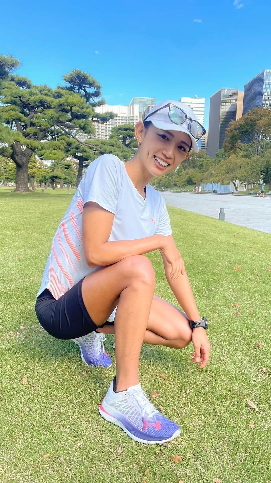 坪井ミサトのインスタグラム：「横浜マラソンまで、あと5日🏃‍♀️🔥 @yokohamamarathon  @underarmourjp   土曜日に大会前最後のペース走！ 10km走りました💪🏽(4'50/km)  少し前まで5'00/kmでもキツかったんですが この日は気持ちよく走れて 大会前に少し余裕がでました😊  SUIさん @sui.utarun  またまたペーサーに神給水に ありがとうございました🙇‍♀️ 1人じゃ絶対出来なかった😂  あとは少し刺激を入れて 当日を迎えるのみ💪🏽 走られる方一緒に頑張りましょう🔥  #横浜マラソン #フルマラソン #マラソン #run #running #underarmour」