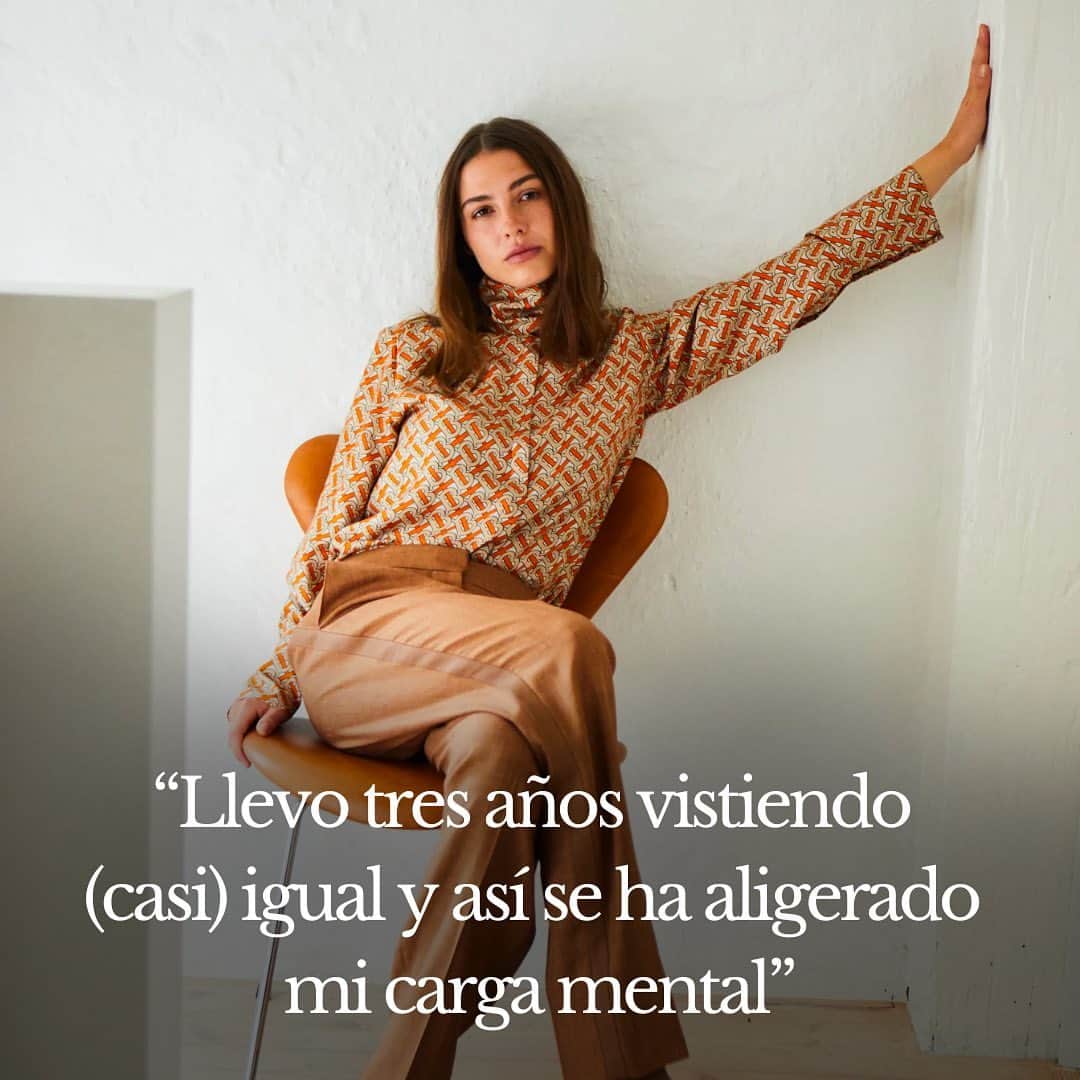 Vogue Españaのインスタグラム：「Una editora de belleza de Vogue cuenta en primera persona todos los beneficios que ha supuesto para ella crear uniformes a la hora de vestir para simplificar decisiones diarias.  {Puedes leer el texto completo en el link de la bio} ▪️Foto: @josefinaandres  ▪️Texto: @anamoralesromero」