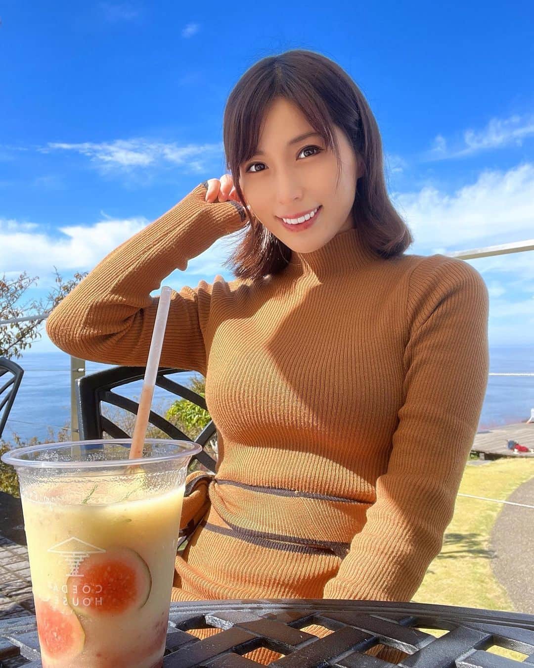星野ナミのインスタグラム：「Went and saw a beautiful garden 🌼 Could see the ocean from the forest. The sounds of nature were refreshing to hear 🌿✨」