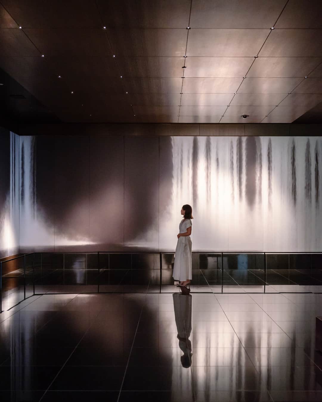 グランドハイアット東京さんのインスタグラム写真 - (グランドハイアット東京Instagram)「グランド ハイアット 東京は、数々の有名なアート作品と触れ合えるのも魅力のひとつ。 なかでも、世界的に活躍する日本画家 千住博氏の代表作品「ウォーターフォール」がある空間は、まるで本物の滝のようなダイナミックかつ美しい絵に囲まれており、賑わうロビーとは異なる神聖な雰囲気を感じさせます。 芸術の秋🍁 ステイの合間にぜひお立ち寄りください。  Among the many vibrant works of art that can be found across Grand Hyatt Tokyo, there are perhaps none more sublime than Hiroshi Senju's "Waterfall." This immersive installation surrounds the viewer with calming cascades, providing a refreshing moment of serenity as they explore the hotel.  Experience “Waterfall” and more than 200 other artworks during your stay at Grand Hyatt Tokyo.  #グランドハイアット東京 #grandhyatttokyo #grandhyatt #hyatt #worldofhyatt #tokyo #roppongihills #千住博 #art #日本画  #hiroshisenju」10月23日 18時50分 - grandhyatttokyo