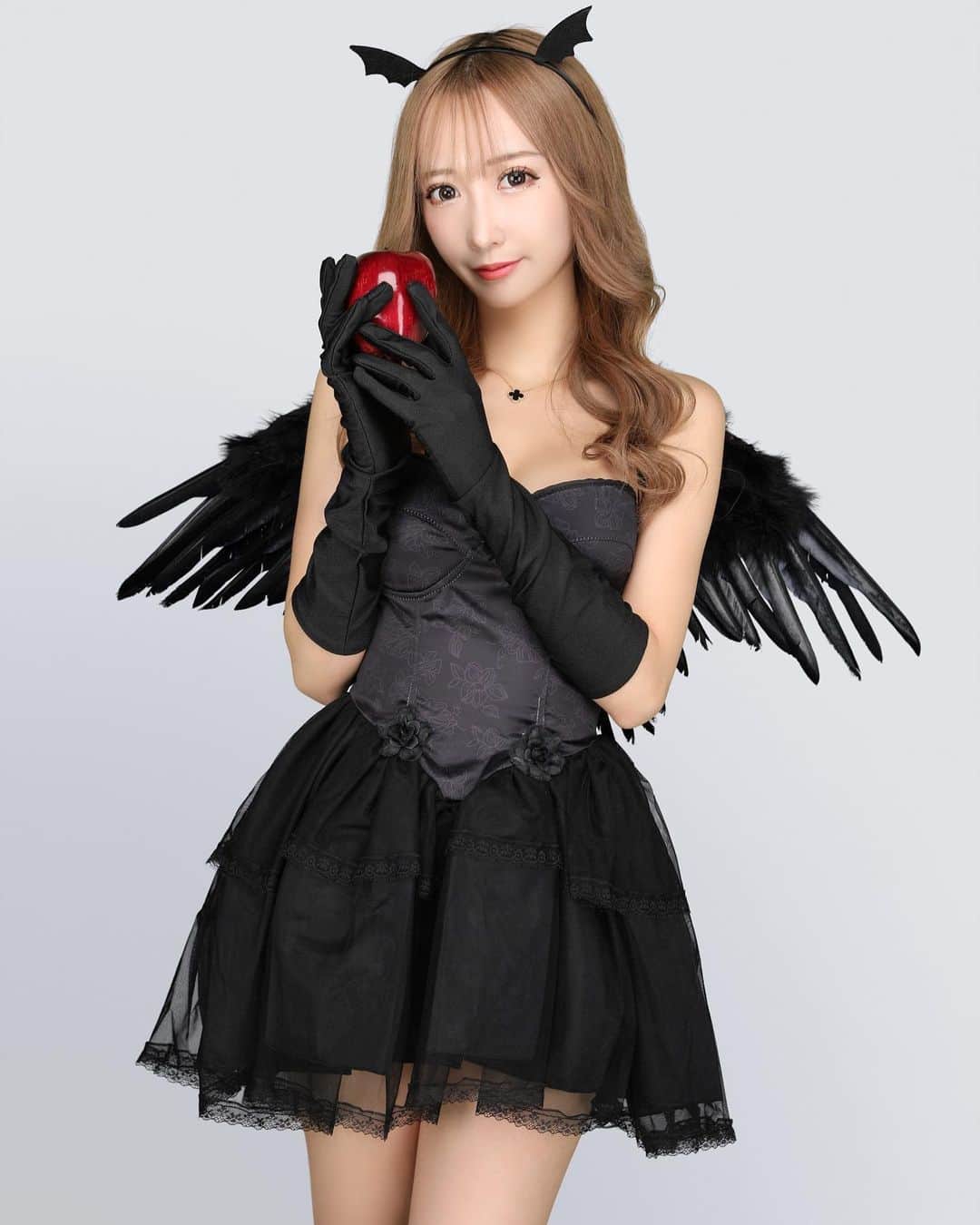愛莉のインスタグラム：「二人の女どっちもいけー悪魔が耳で囁いてる👿︎💕︎  . #大阪#北新地#難波#歌舞伎町#水商売#キャバ嬢#キャバクラ#ホスト#キャバドレス#可愛い#ガリガリ#スタイル抜群#金髪#ギャル#清楚#お姉さん#谷間#ヘアメイク#自撮り#いいね返し#フォロー返します#整形#美容#セクシー#コスプレ#ティックトック#ハロウィン#HELLOWEEN#シュガー#小悪魔」